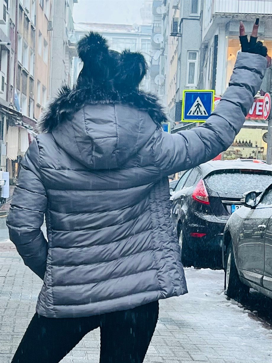 Gri Kapüşonlu Elyafı Dolgun İçi Astarlı Cep Fermuar Kapamalı Şişme Mont