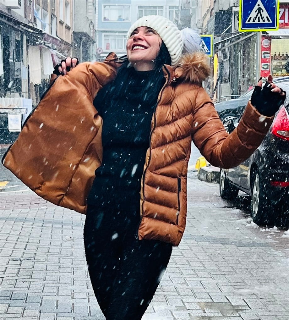 Krem Kapüşonlu Elyafı Dolgun İçi Astarlı Cep Fermuar Kapamalı Şişme Mont