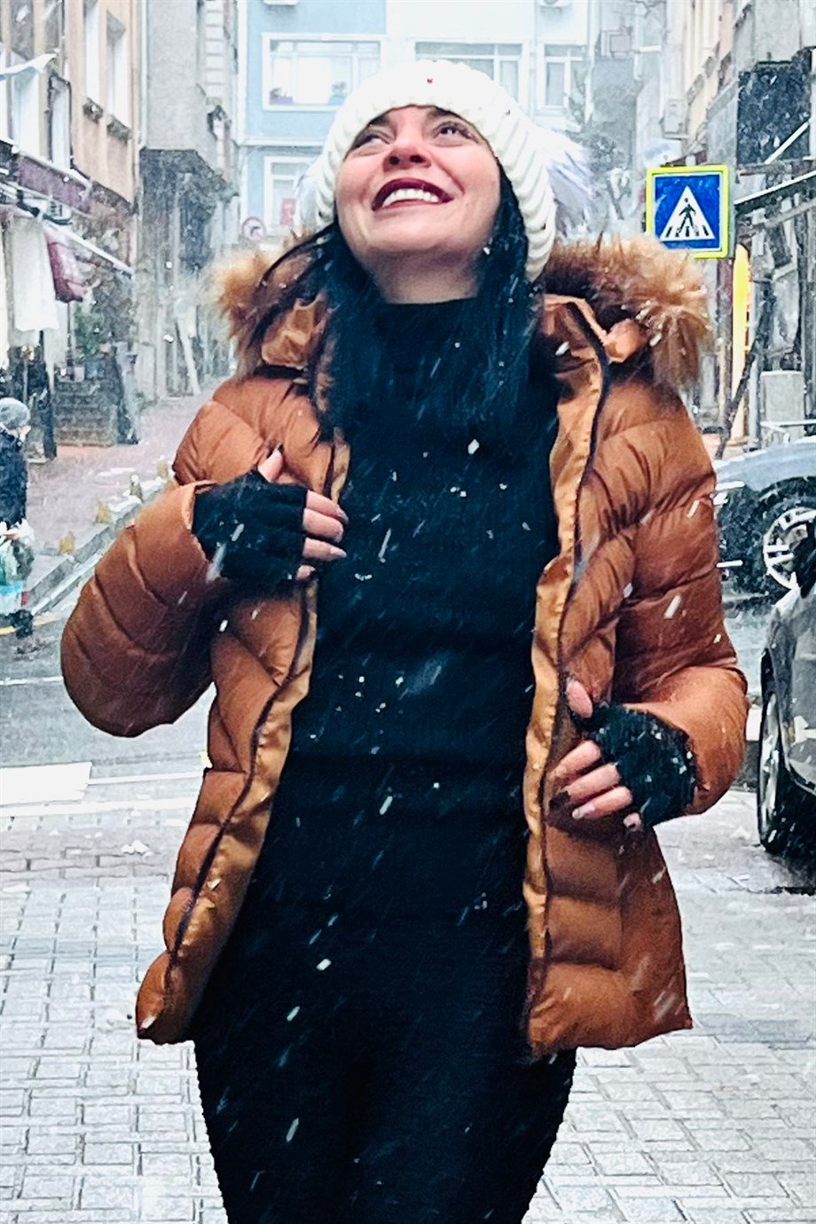 Krem Kapüşonlu Elyafı Dolgun İçi Astarlı Cep Fermuar Kapamalı Şişme Mont
