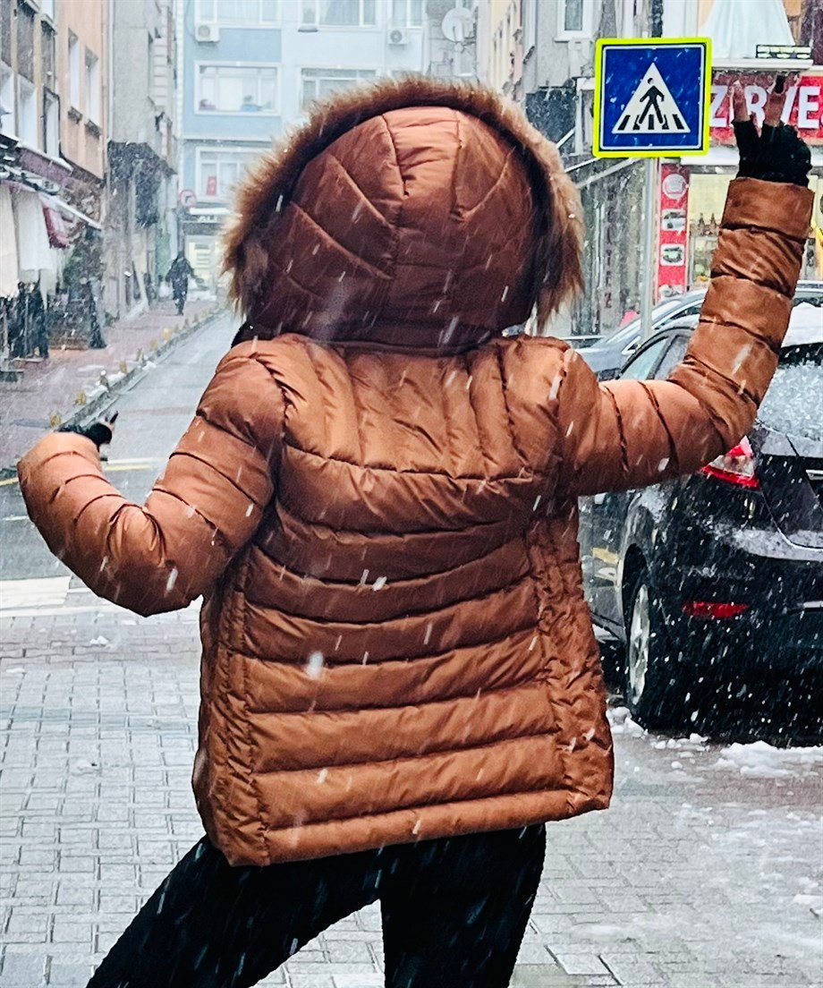 Krem Kapüşonlu Elyafı Dolgun İçi Astarlı Cep Fermuar Kapamalı Şişme Mont