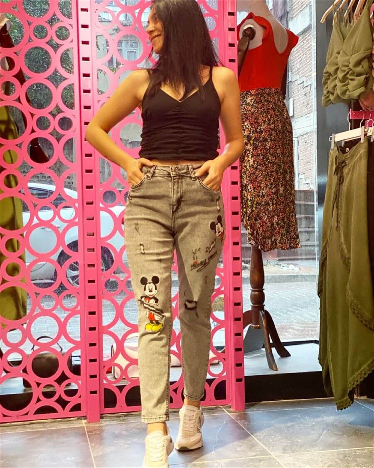 Nakış İşlemeli Yırtık Detaylı Antrasit Mom Likralı Mickey Jean