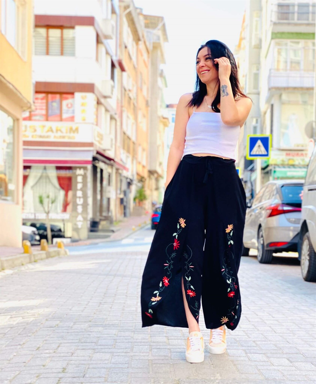 Nakışlı Tasarım Yırtmaç Detaylı Siyah Şalvar Pantolon