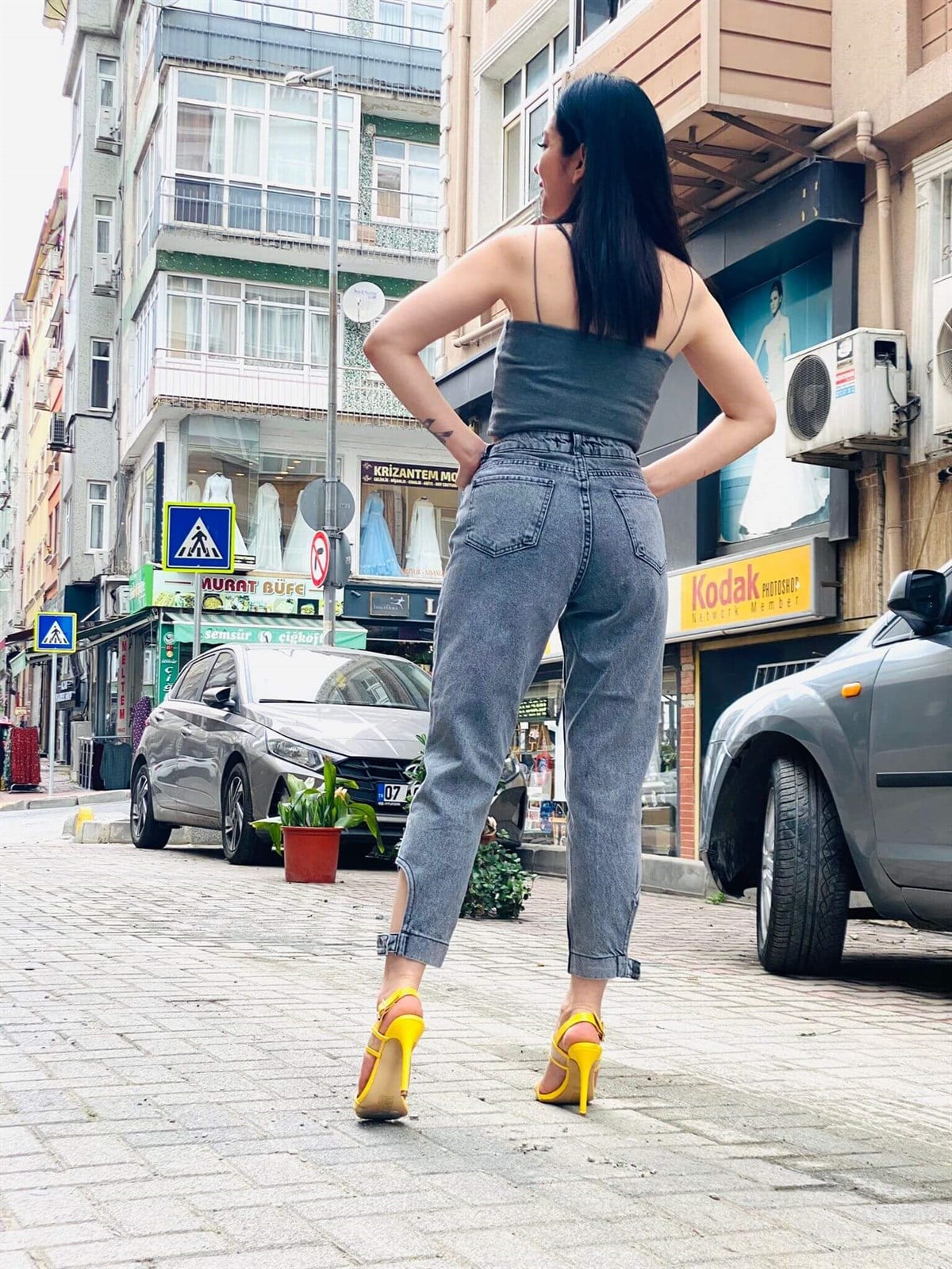 Paça Ayarlanabilir Kemer Detaylı Antrasit Yırtık Mom Jean