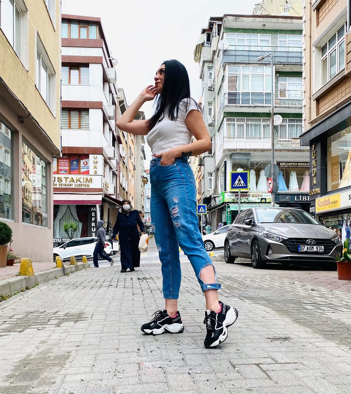 Paça Ayarlanabilir Kemer Detaylı Mavi Yırtık Mom Jean