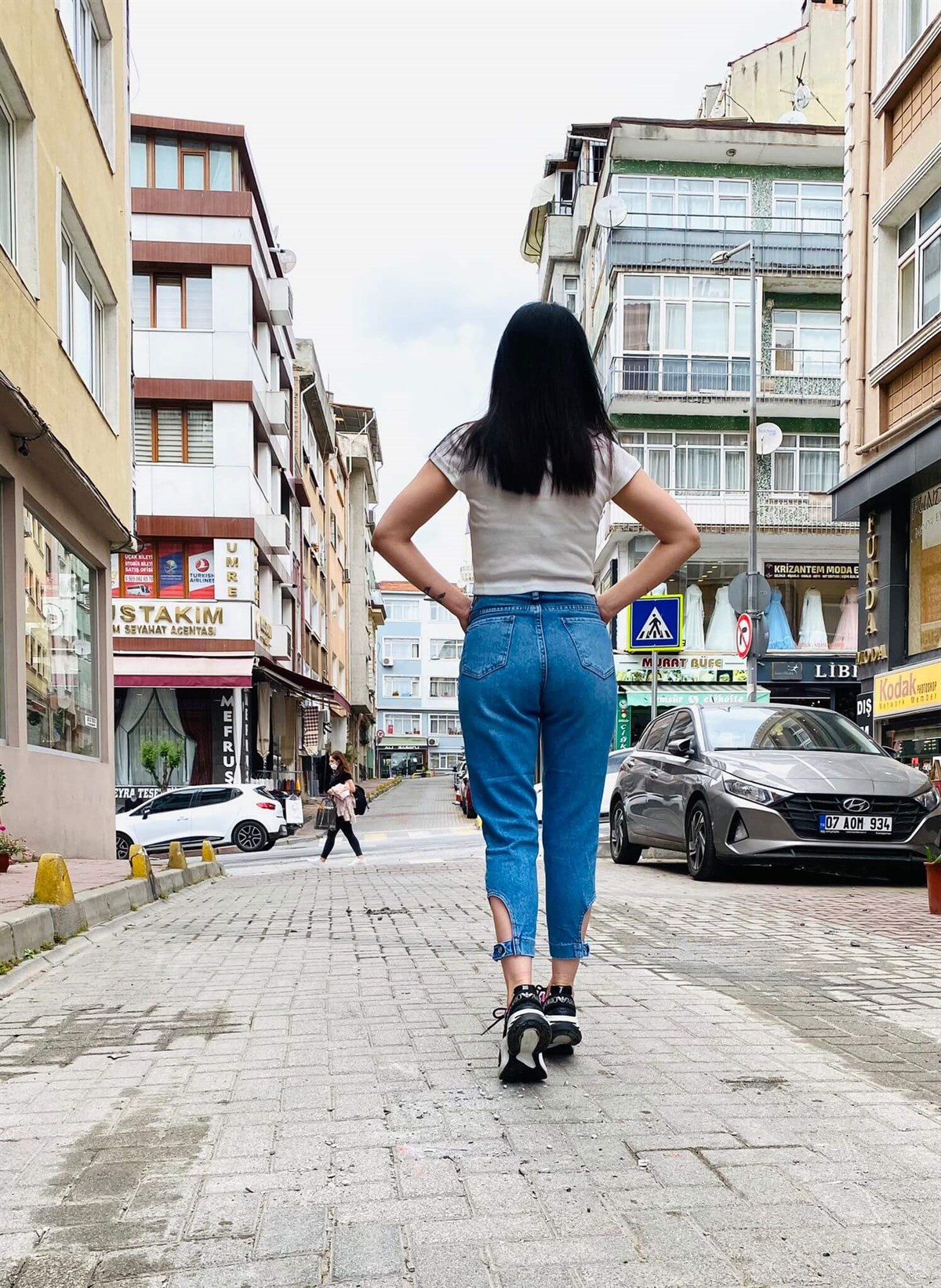 Paça Ayarlanabilir Kemer Detaylı Mavi Yırtık Mom Jean