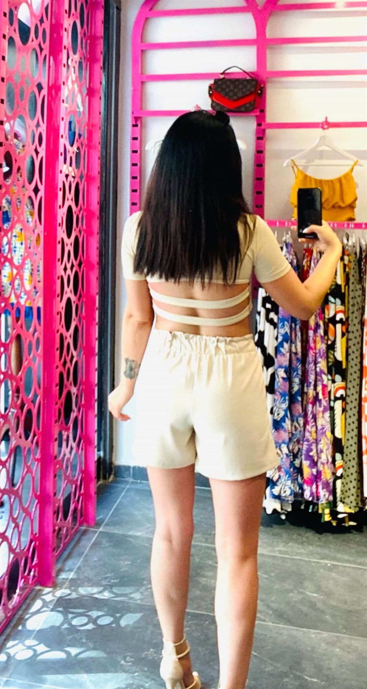 Sırt Kemer Detaylı Bej Crop Bluz