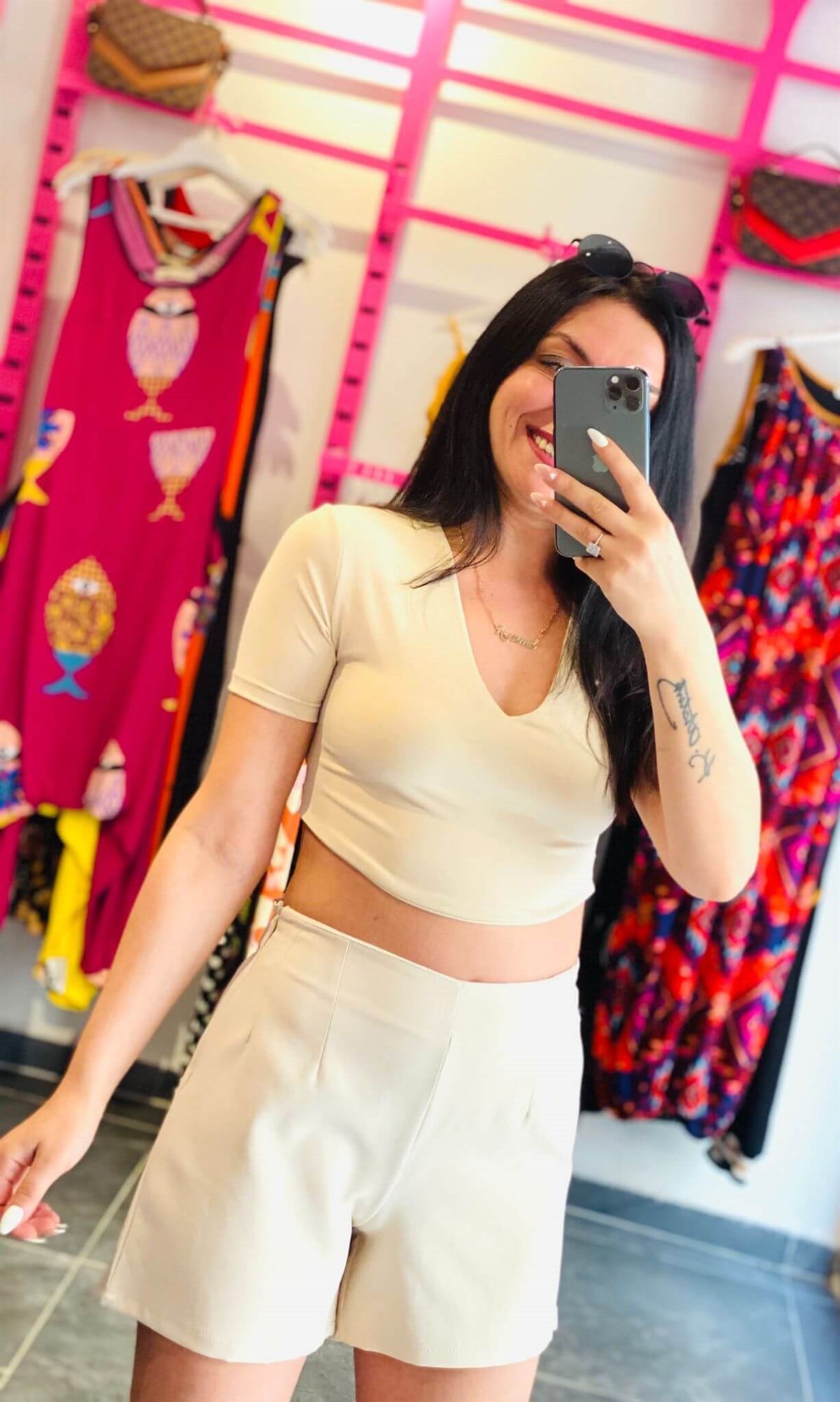 Sırt Kemer Detaylı Bej Crop Bluz