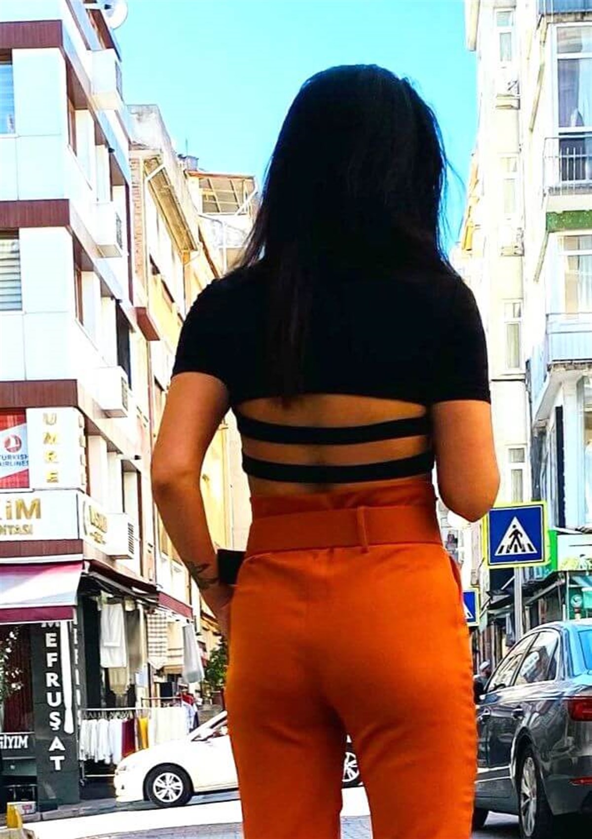 Sırt Kemer Detaylı Siyah Crop Bluz