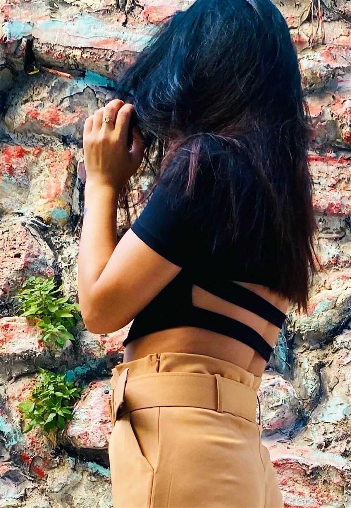 Sırt Kemer Detaylı Siyah Crop Bluz