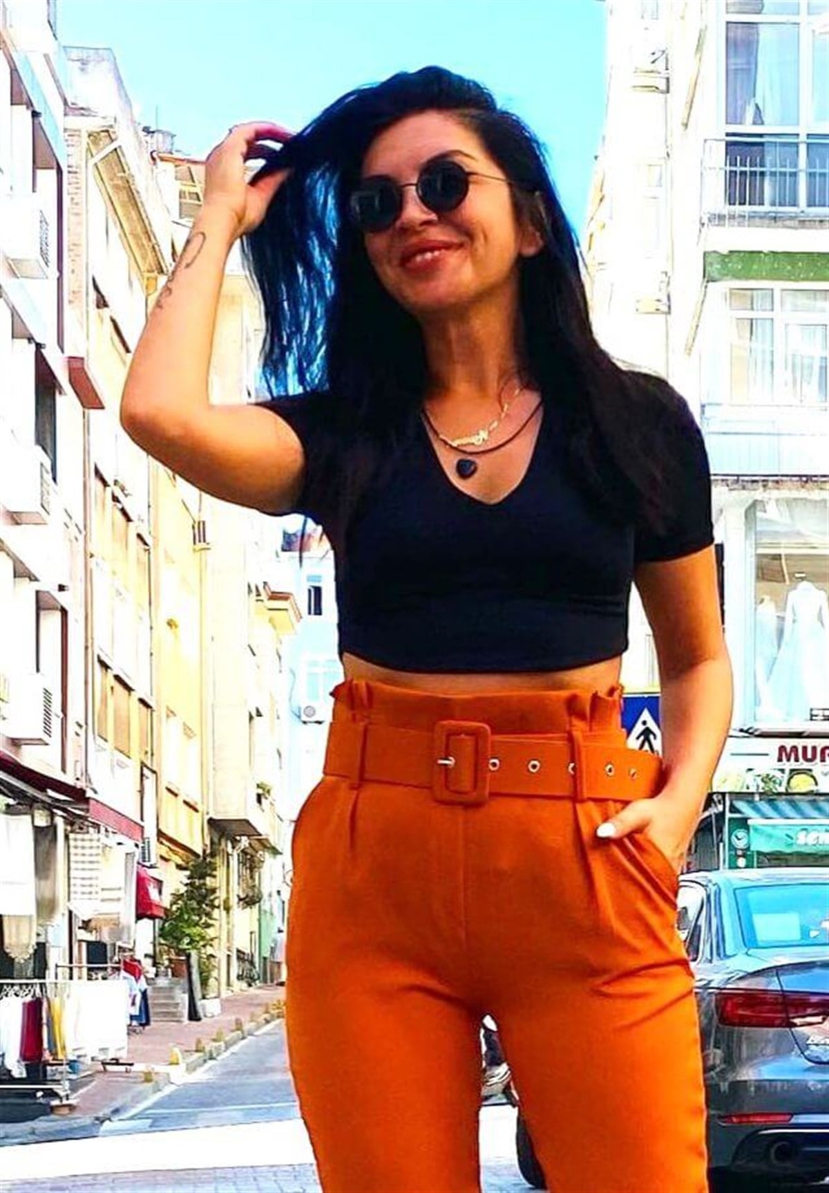 Sırt Kemer Detaylı Siyah Crop Bluz