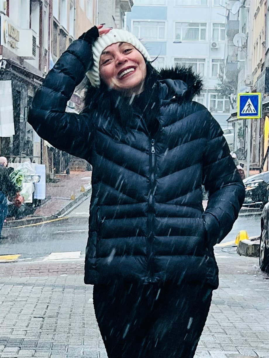 Siyah Kapüşonlu Elyafı Dolgun İçi Astarlı Cep Fermuar Kapamalı Şişme Mont