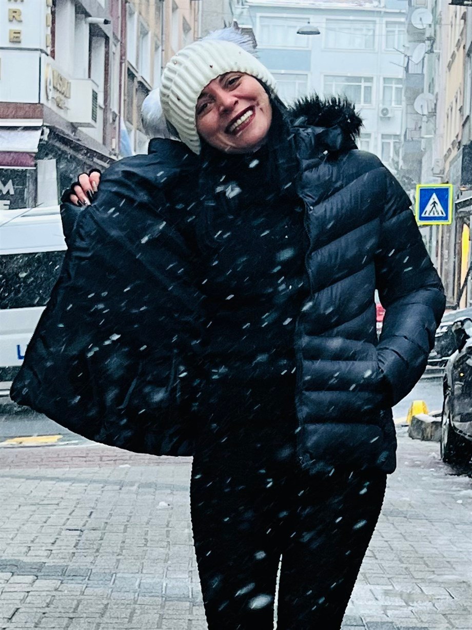 Siyah Kapüşonlu Elyafı Dolgun İçi Astarlı Cep Fermuar Kapamalı Şişme Mont