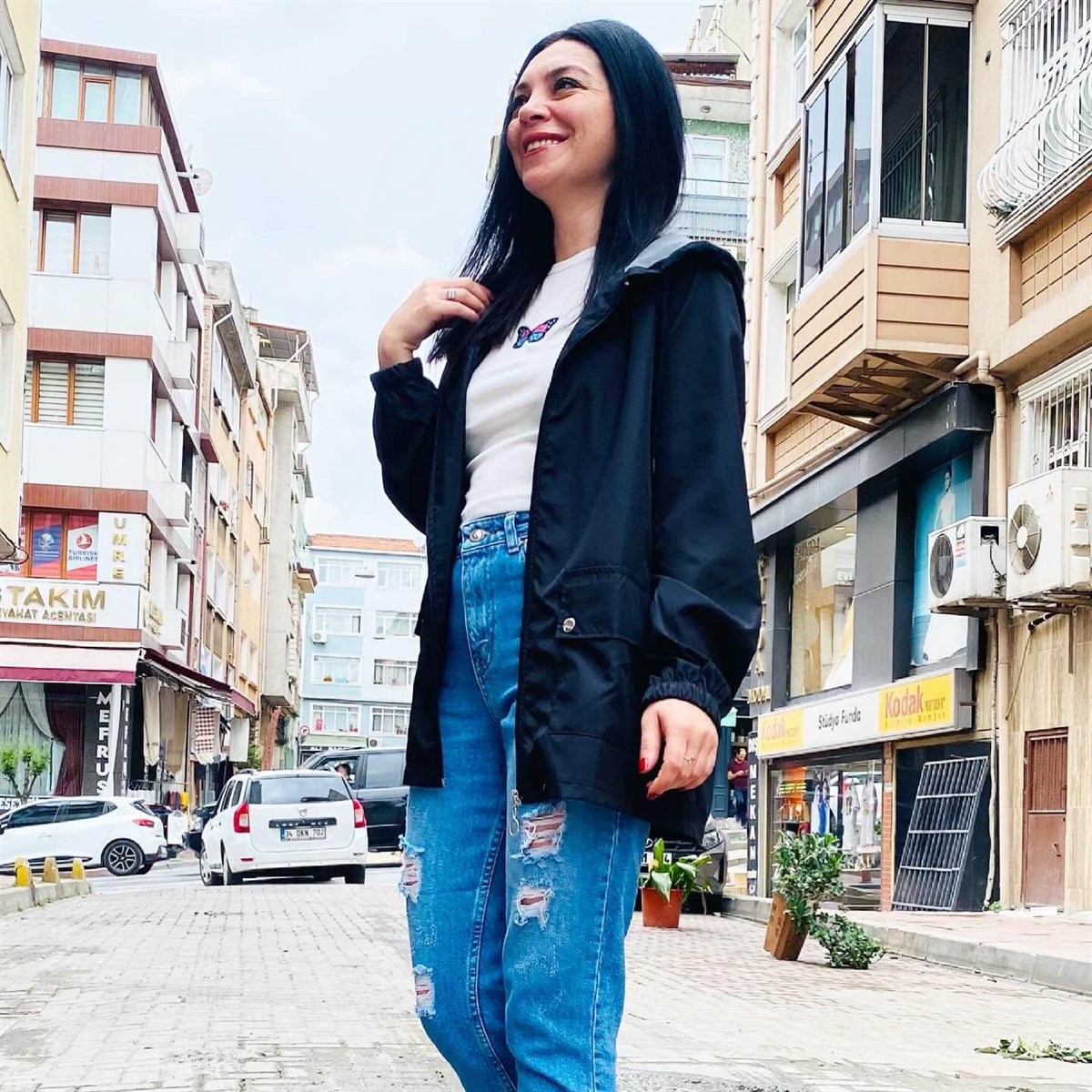 Siyah Su Geçirmez Kapişonlu ve Cepli Yağmurluk