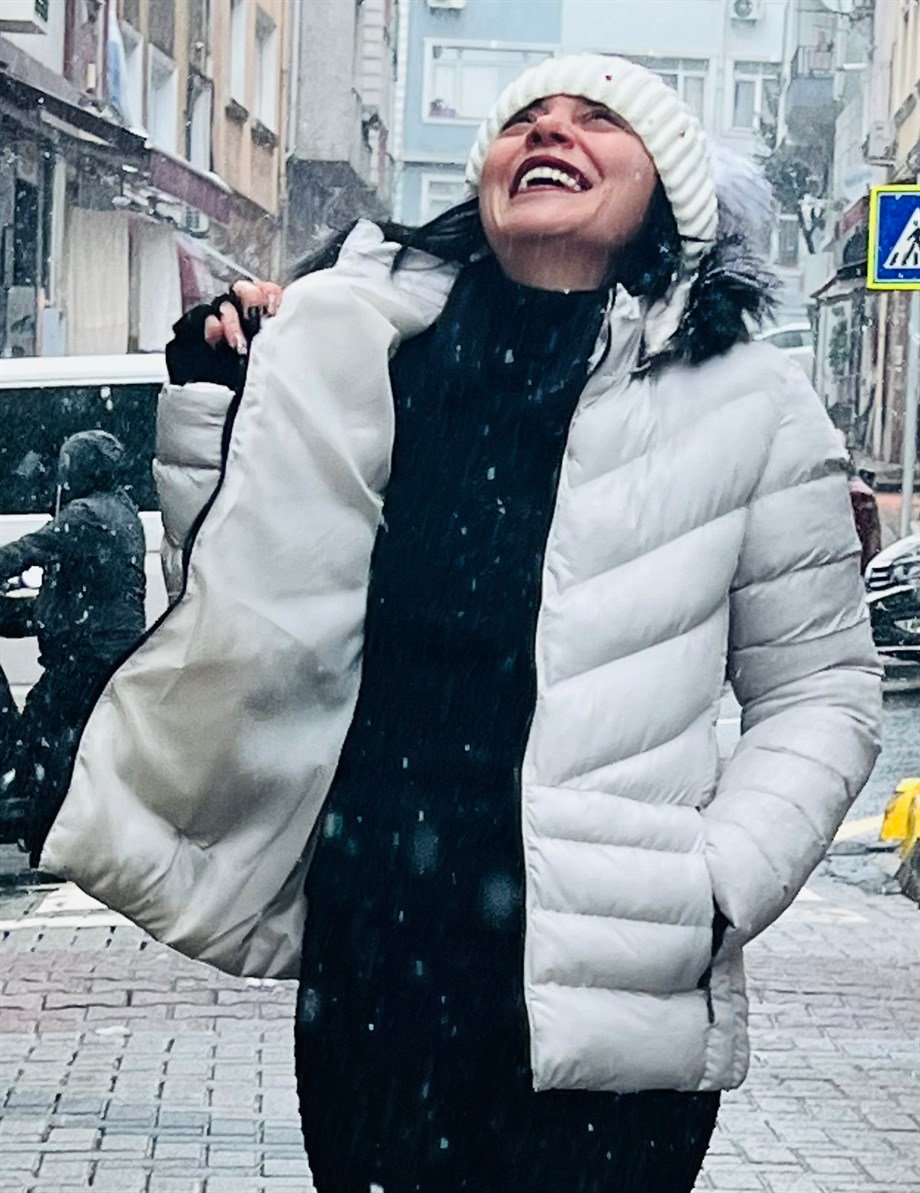 Taş Kapüşonlu Elyafı Dolgun İçi Astarlı Cep Fermuar Kapamalı Şişme Mont