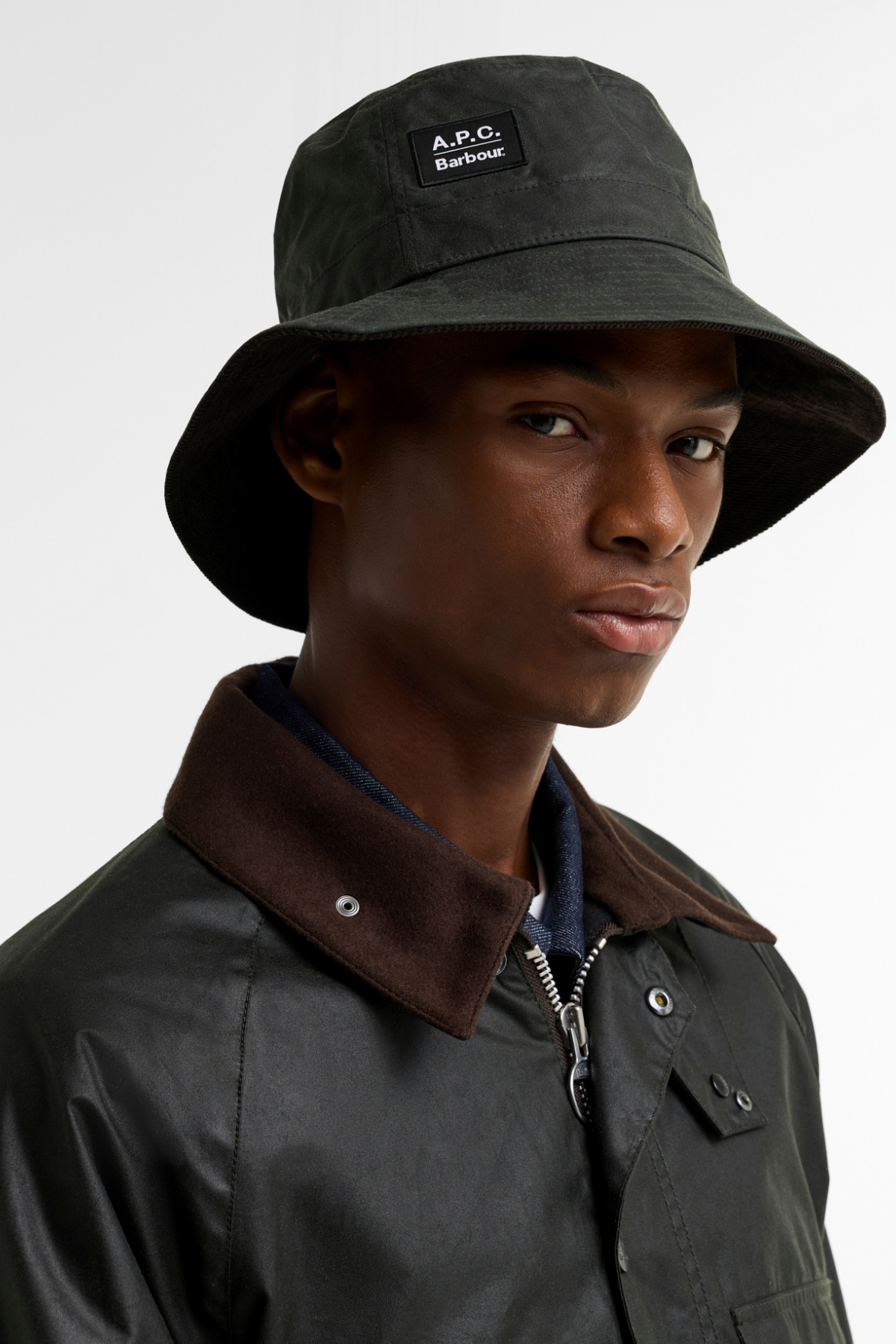 Barbour x A.P.C. Yağlı Bucket Şapka SG91 Dark Sage