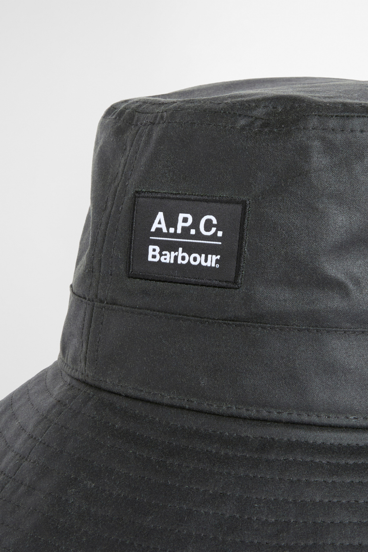 Barbour x A.P.C. Yağlı Bucket Şapka SG91 Dark Sage