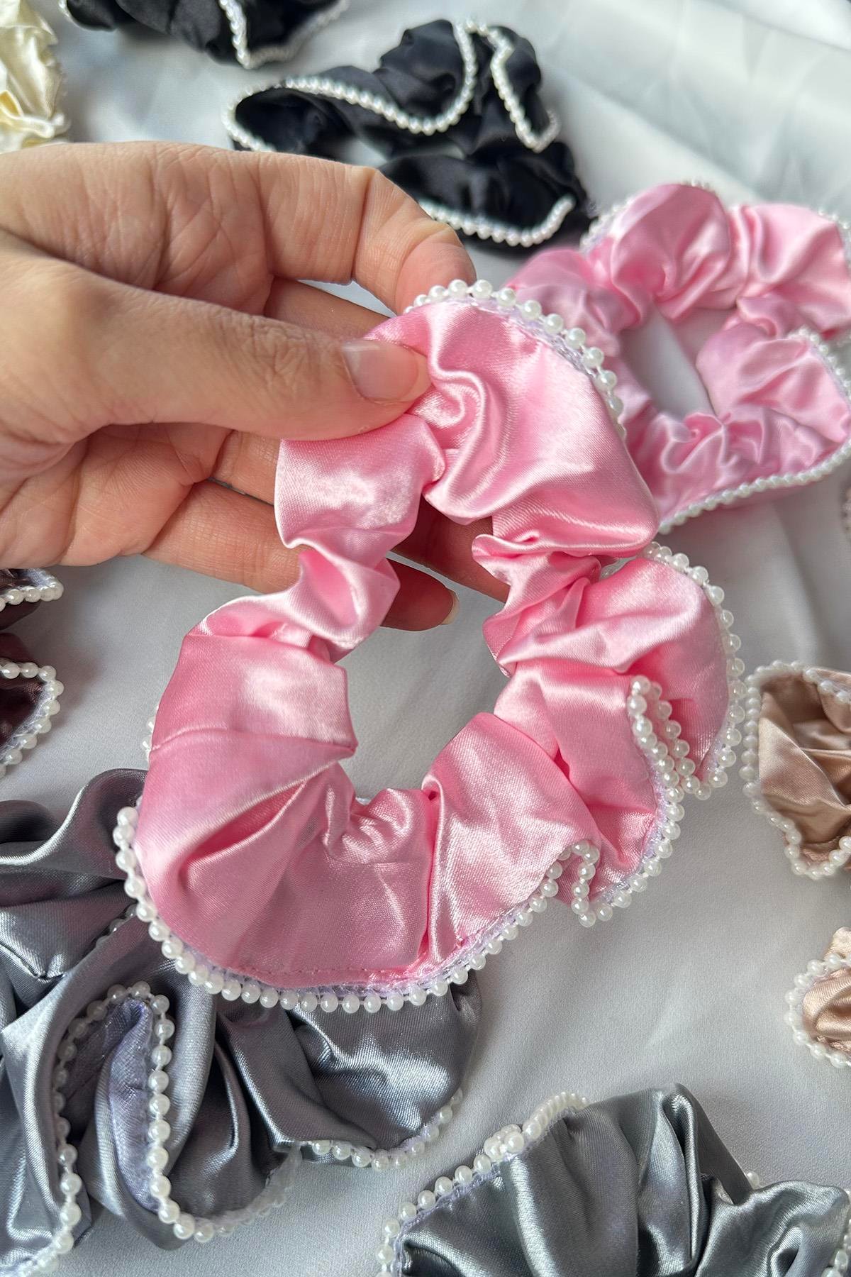 12'li Karışık Renk İnci Detaylı Saten Simit Toka