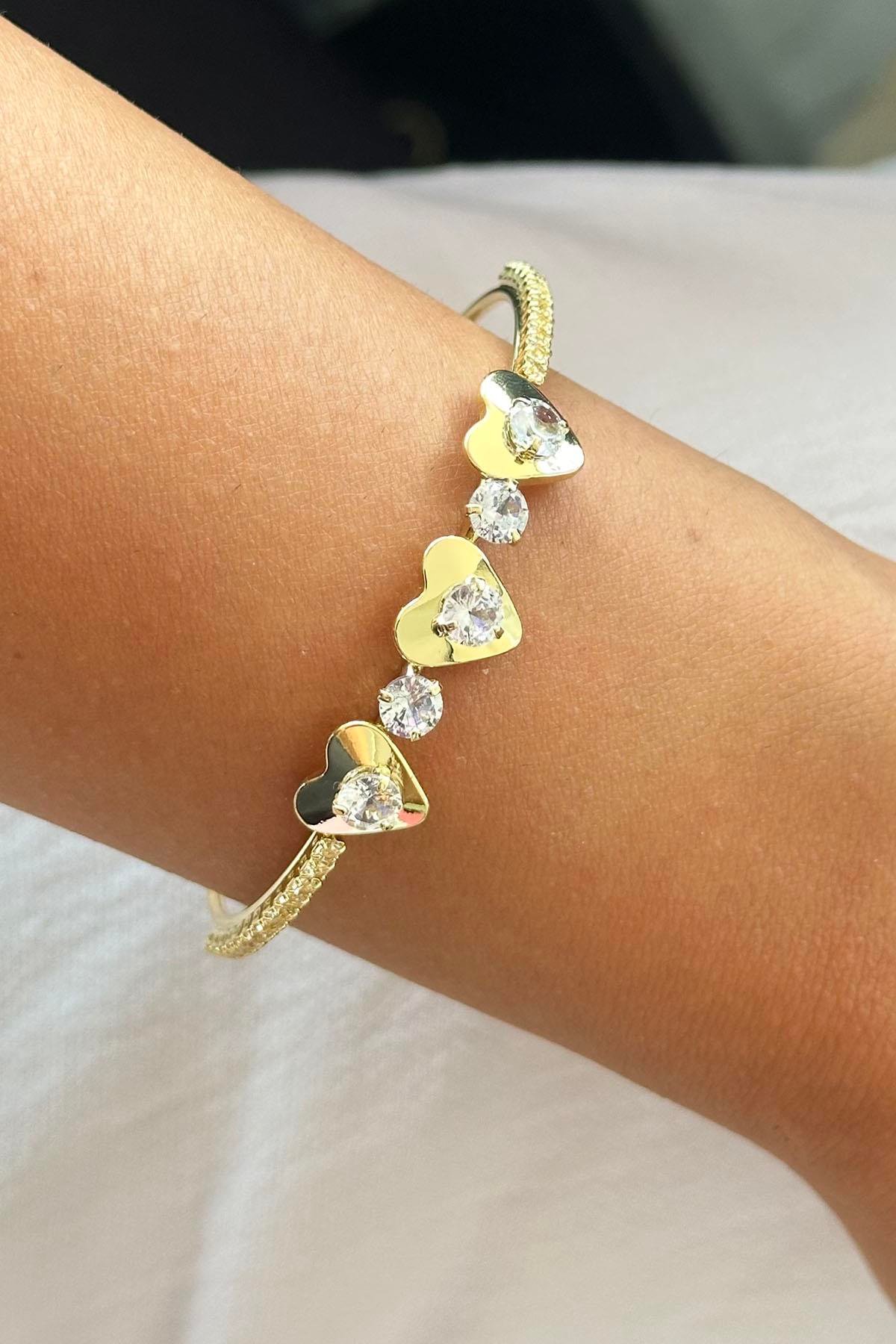 Altın Renk Kalp Figürlü Taş Detaylı Kelepçe Bileklik
