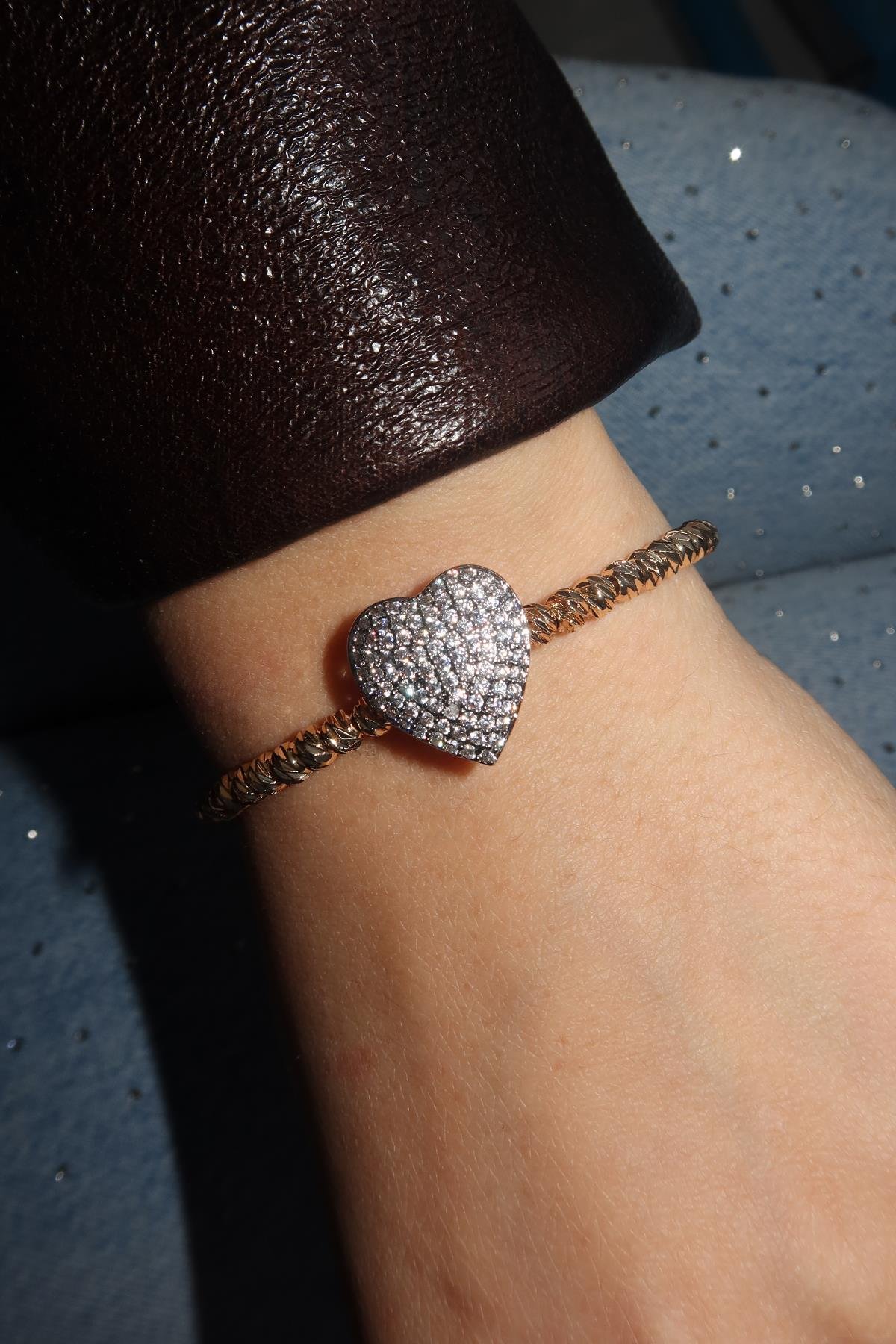 Altın Renk Kalp Figürlü Taş Detaylı VİP YSX Kelepçe Bileklik