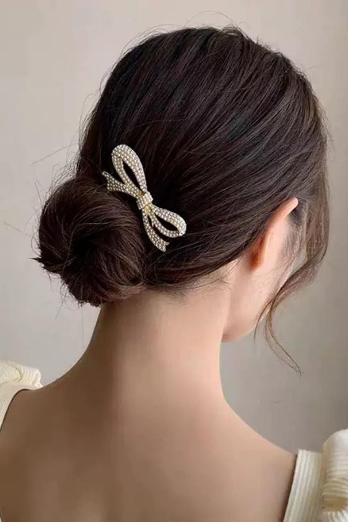 Altın Renk Kurdele Figürlü İnci Detaylı Metal Topuz Tokası/ Kalemi