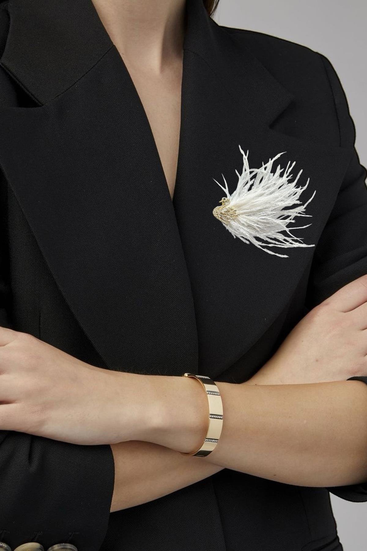 Altın Ve Beyaz Renk Kuş Figürlü Taşlı Broş