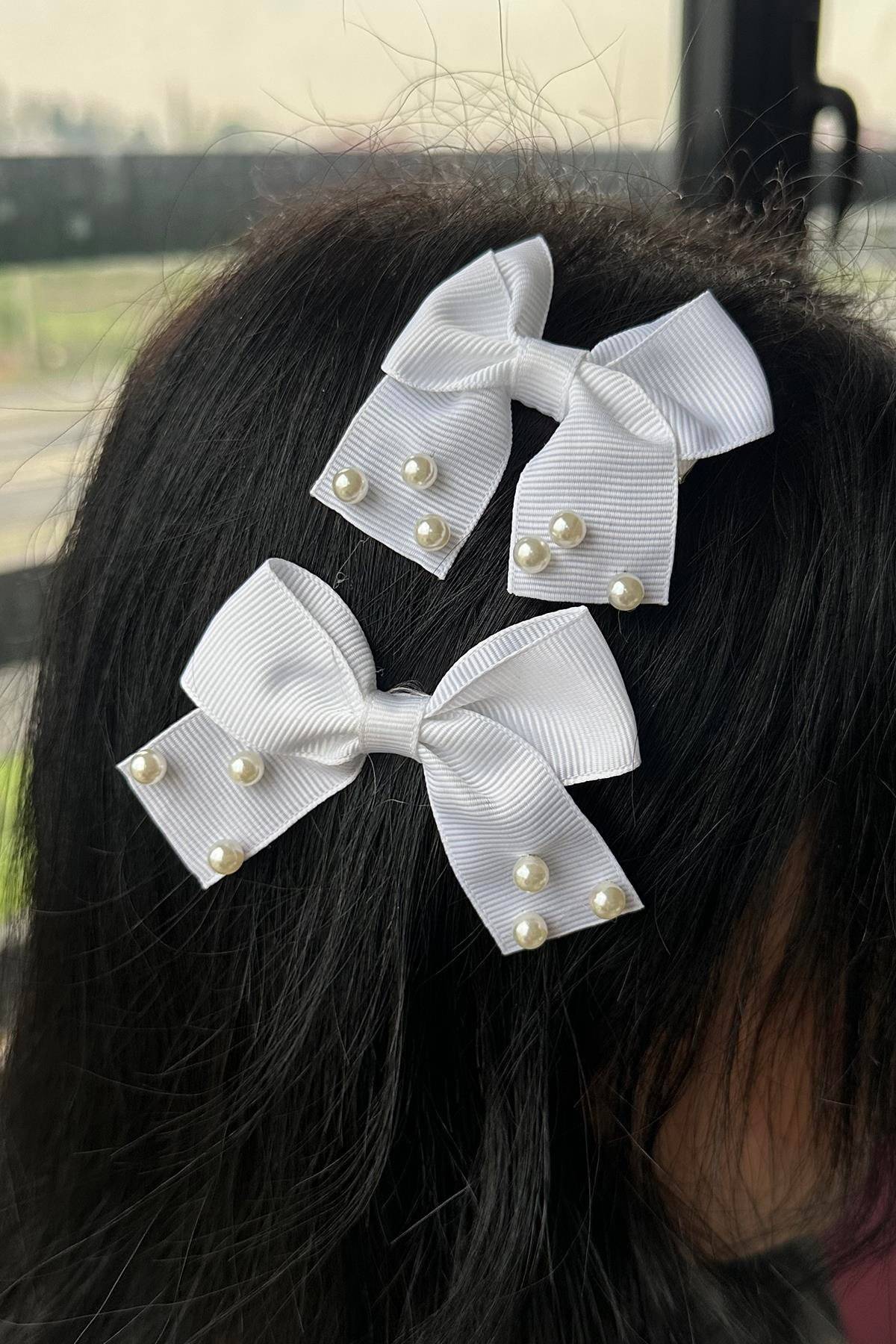 Beyaz Renk 2'li Kurdele Figürlü İnci Detaylı Pens Toka