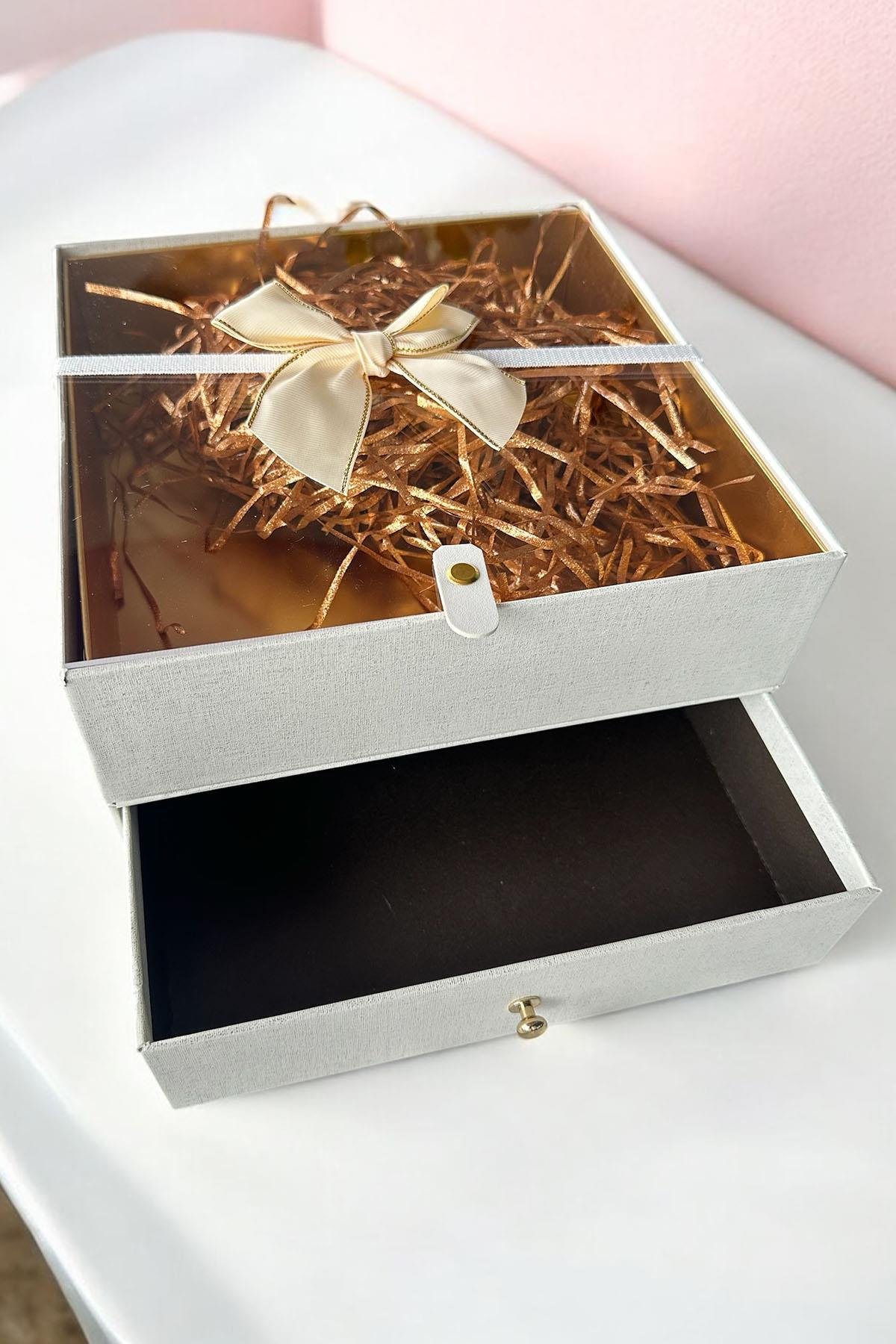 Beyaz Renk Çekmece Detaylı Hediye Kutusu