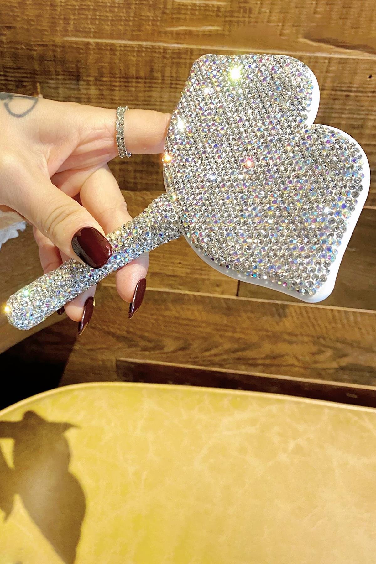 Beyaz Renk Dudak Figürlü Taş Detaylı El Aynası