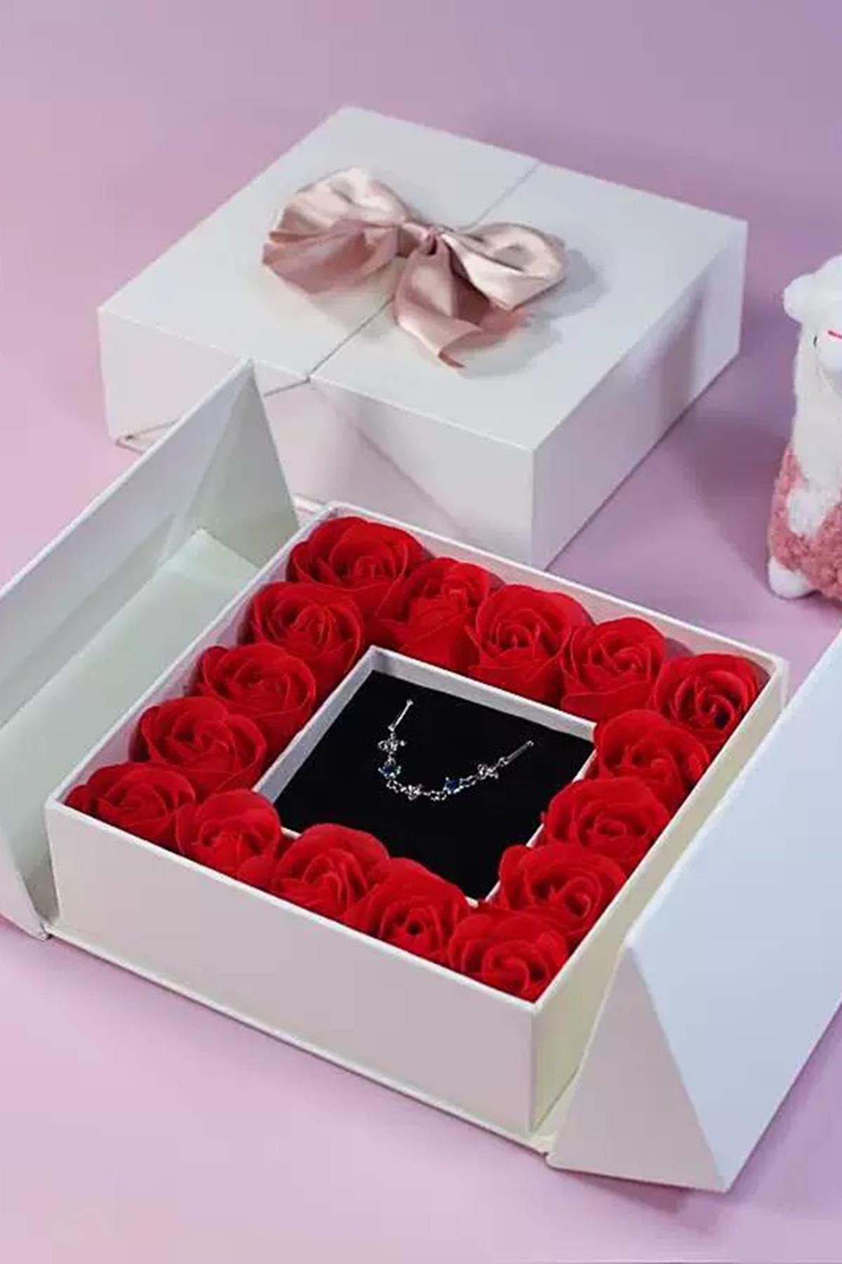 Beyaz Renk Gül Detaylı Hediye Kutusu