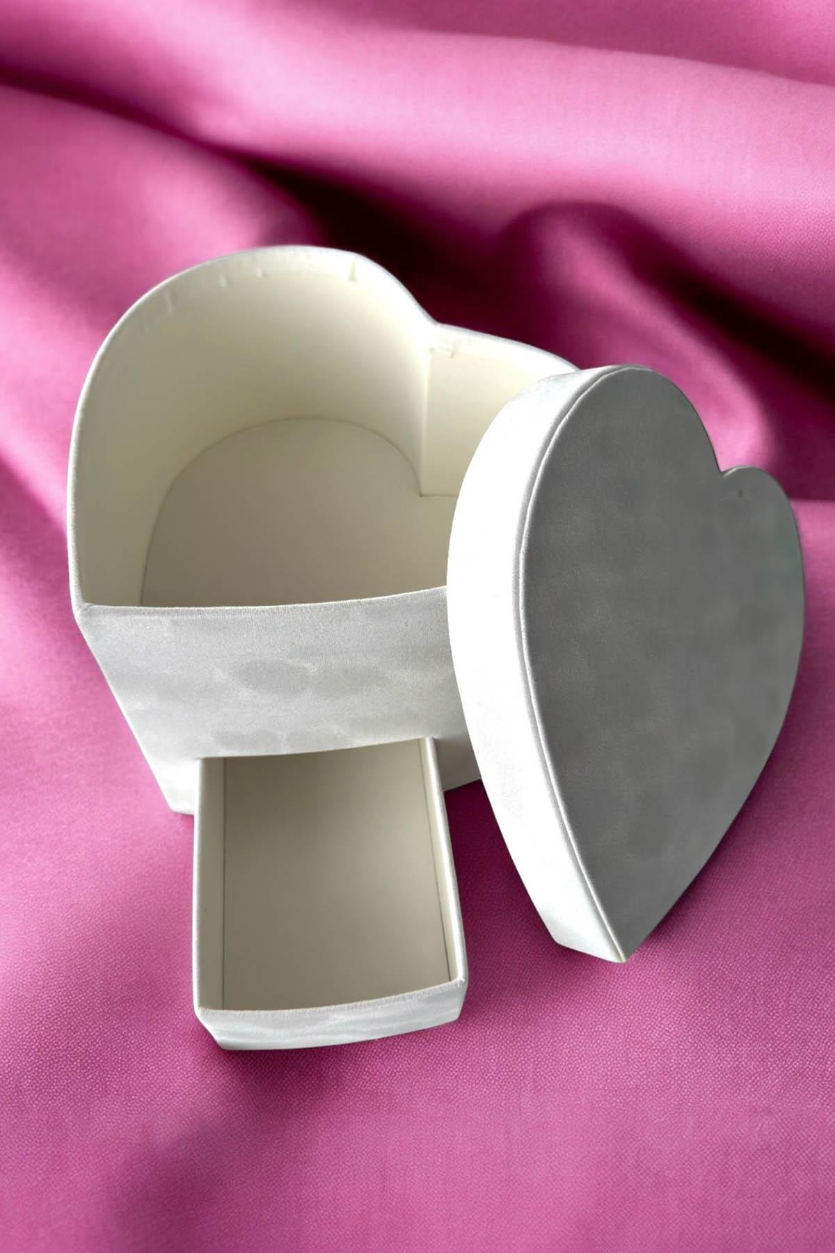 Beyaz Renk Kalp Figürlü Çekmece Detaylı Kadife Hediye Kutusu