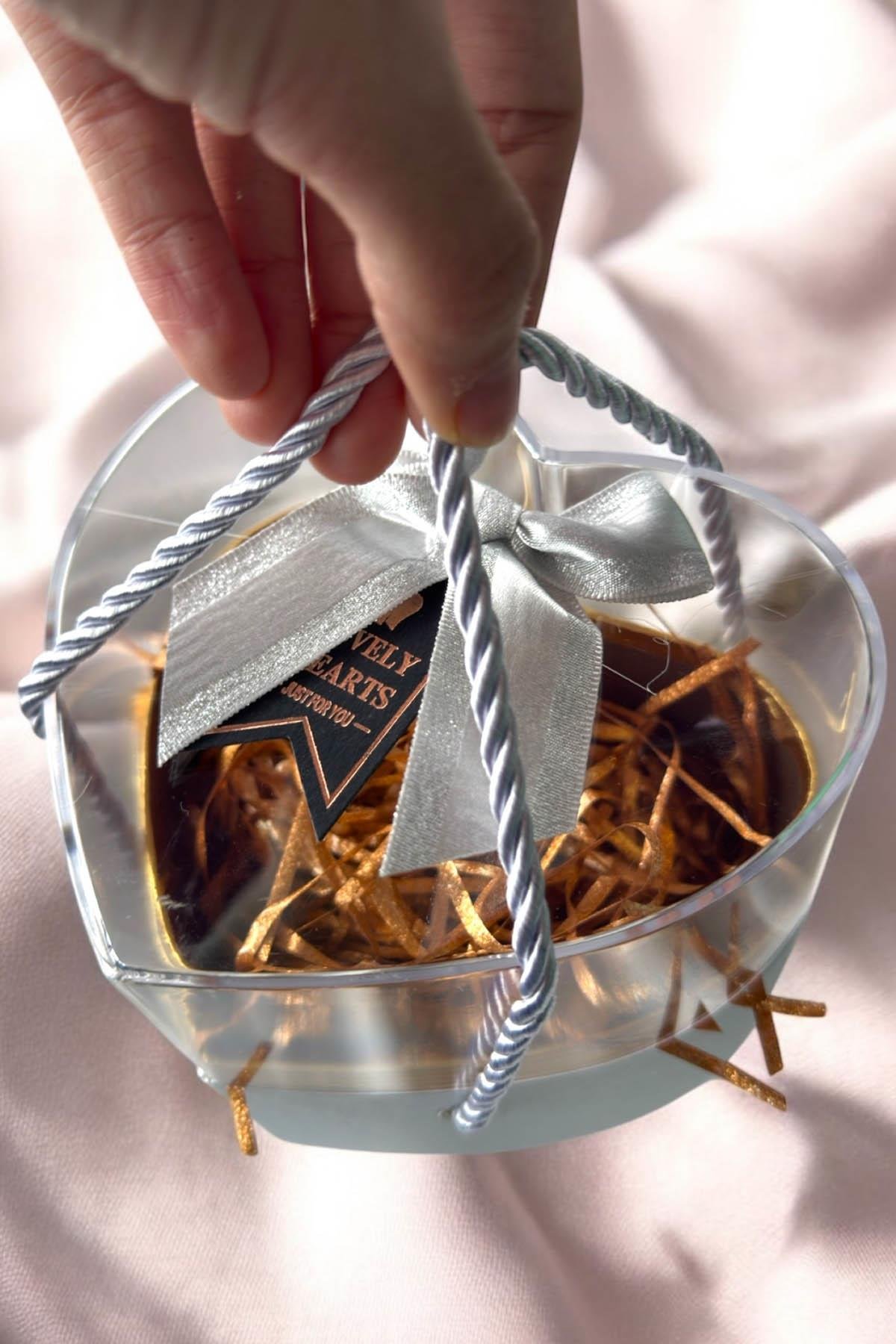 Beyaz Renk Kalp Figürlü Hediye Kutusu