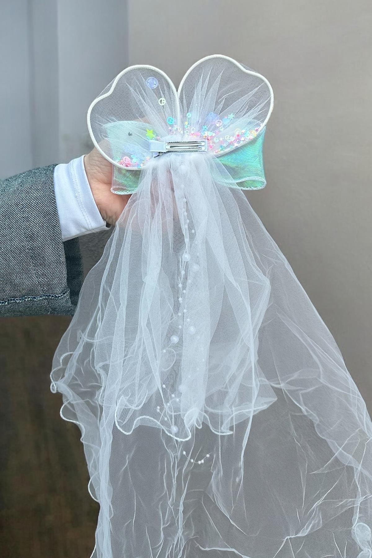 Beyaz Renk Kurdele Figürlü Duvak Detaylı Yan Toka