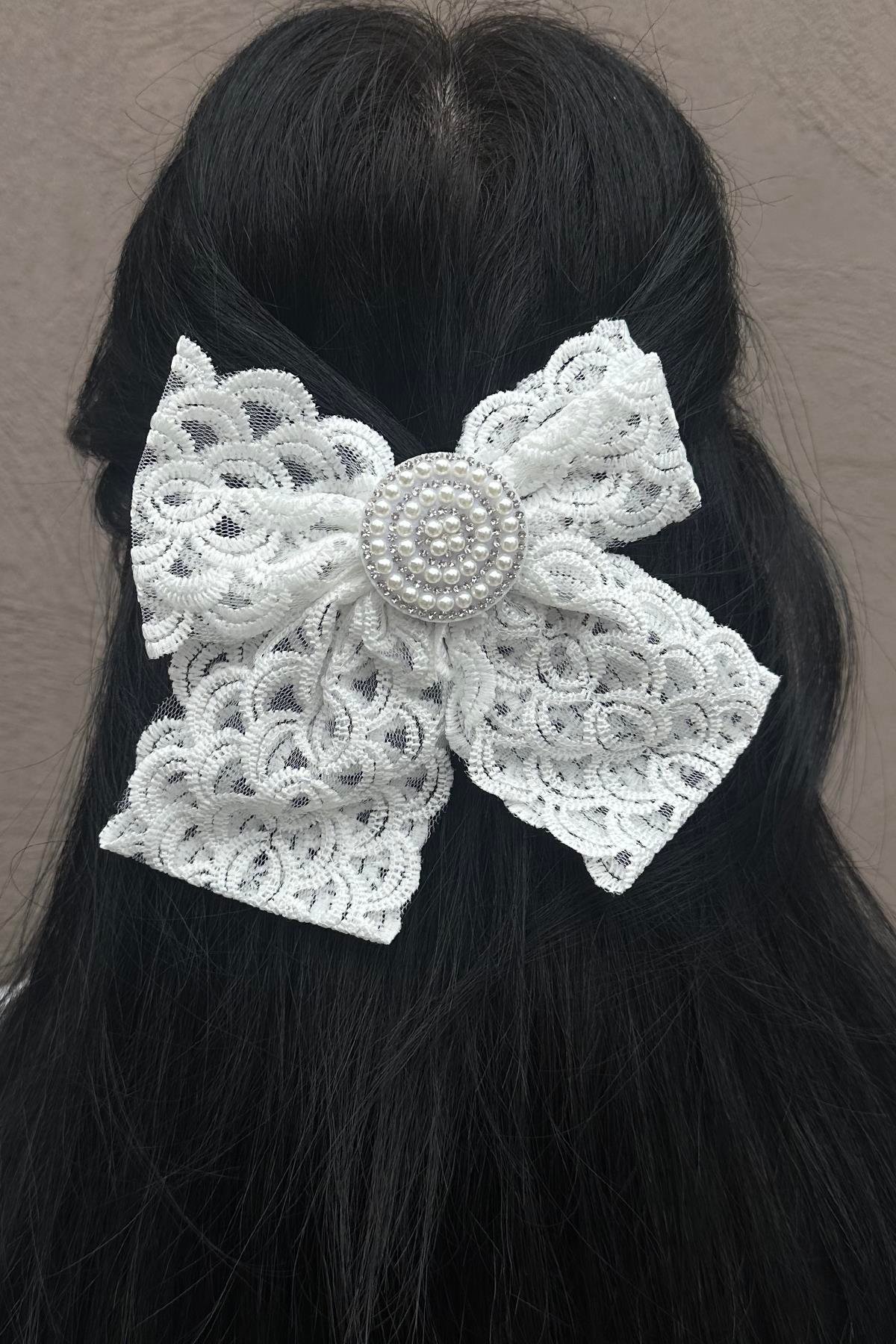 Beyaz Renk Taş Ve İnci Detaylı Dantel Kurdele Pens Toka