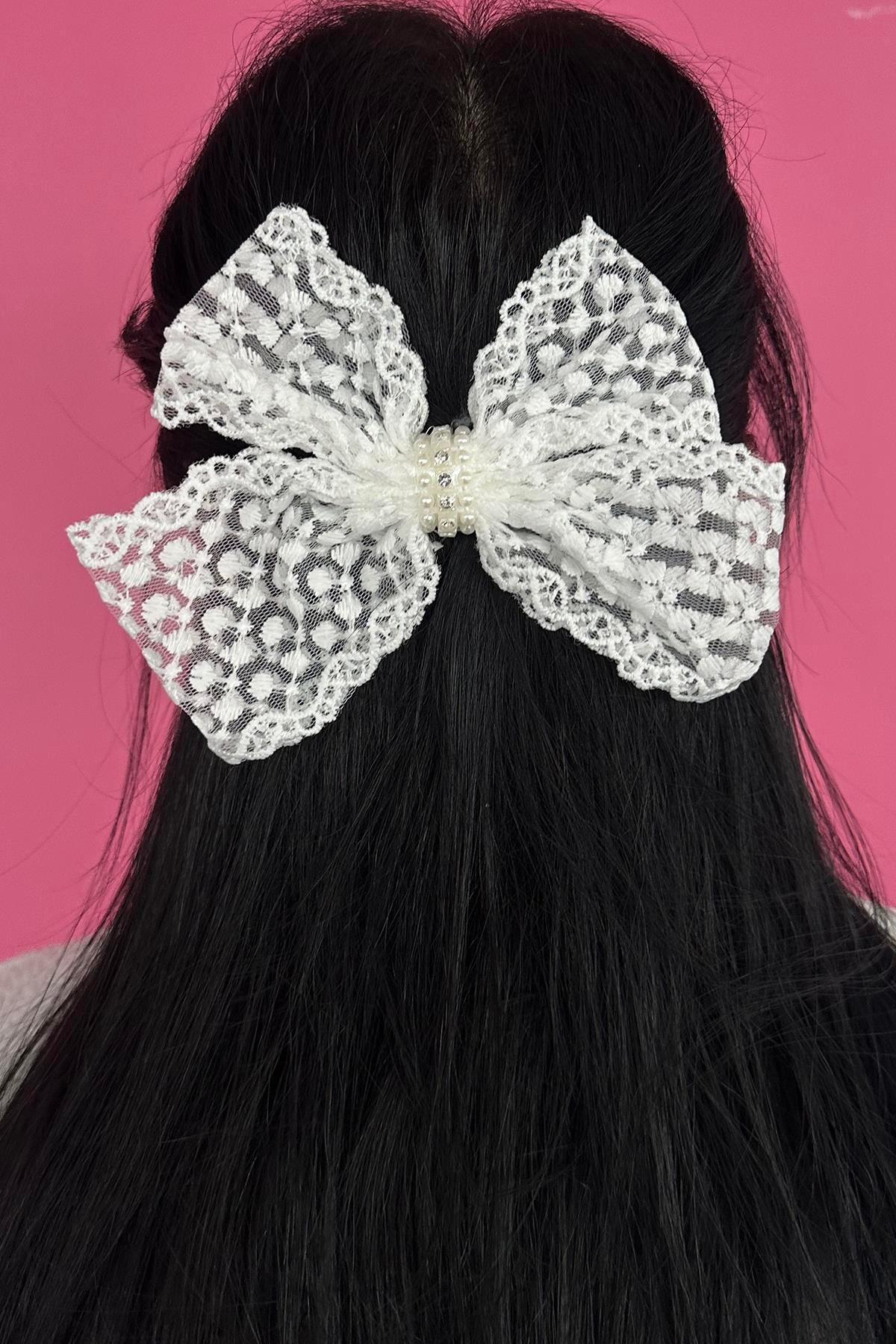 Beyaz Renk Taş Ve İnci Detaylı Dantel Kurdele Pens Toka