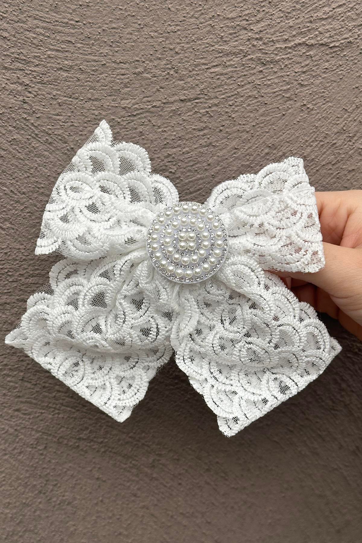 Beyaz Renk Taş Ve İnci Detaylı Dantel Kurdele Pens Toka