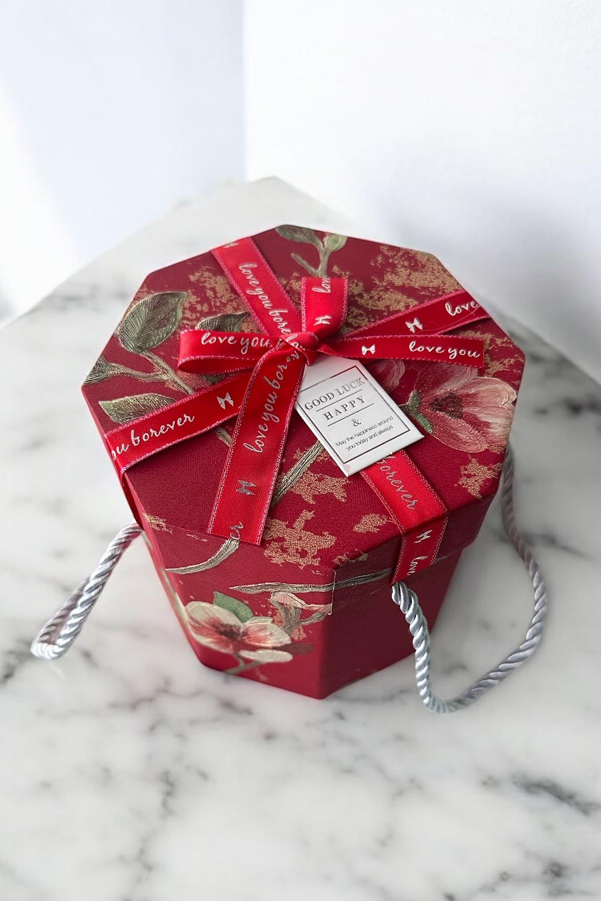 Bordo Renk Çiçek Figürlü Kurdele Detaylı Hediye Kutusu