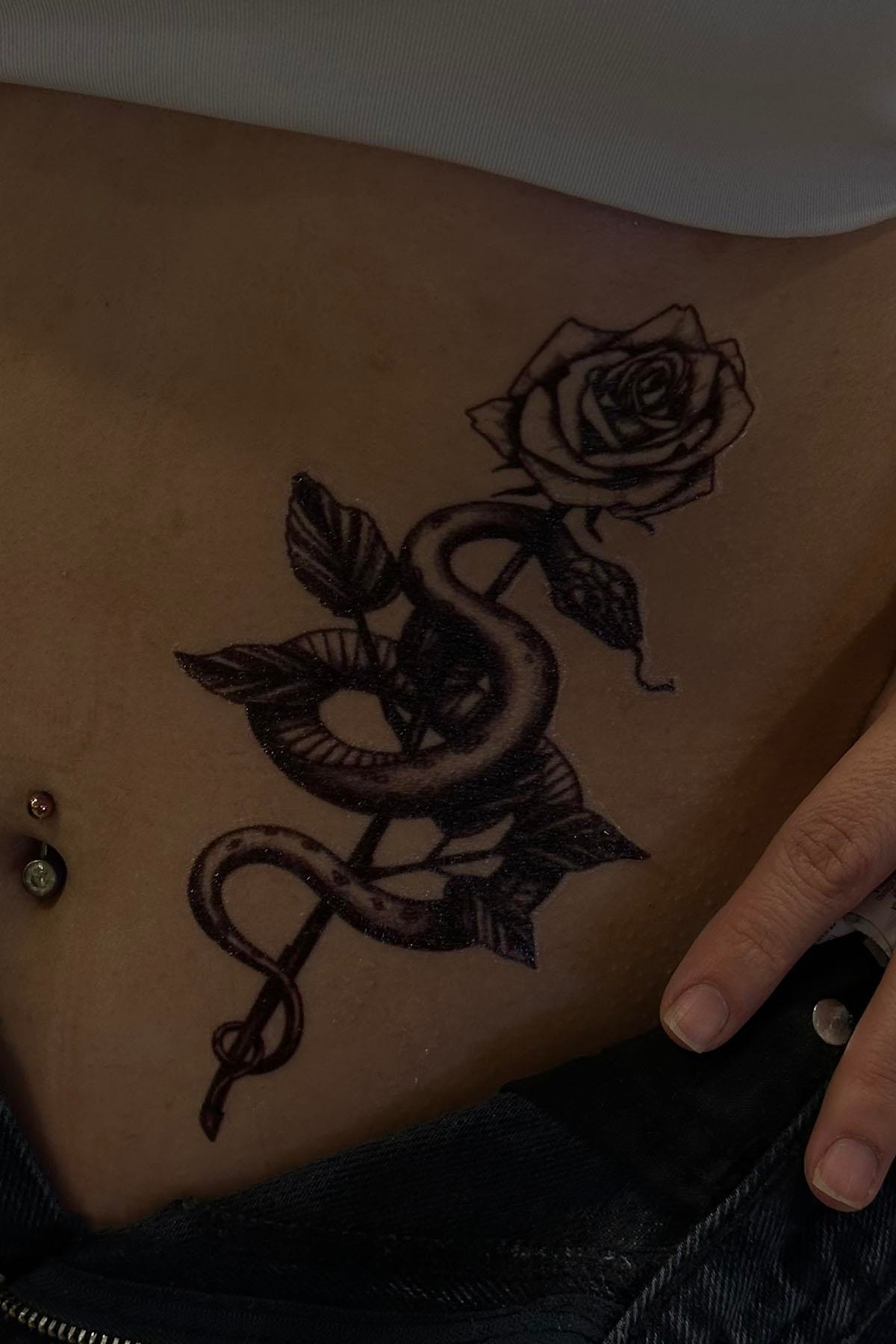 Geçici Gül Ve Yılan Figürlü Dövme Tattoo