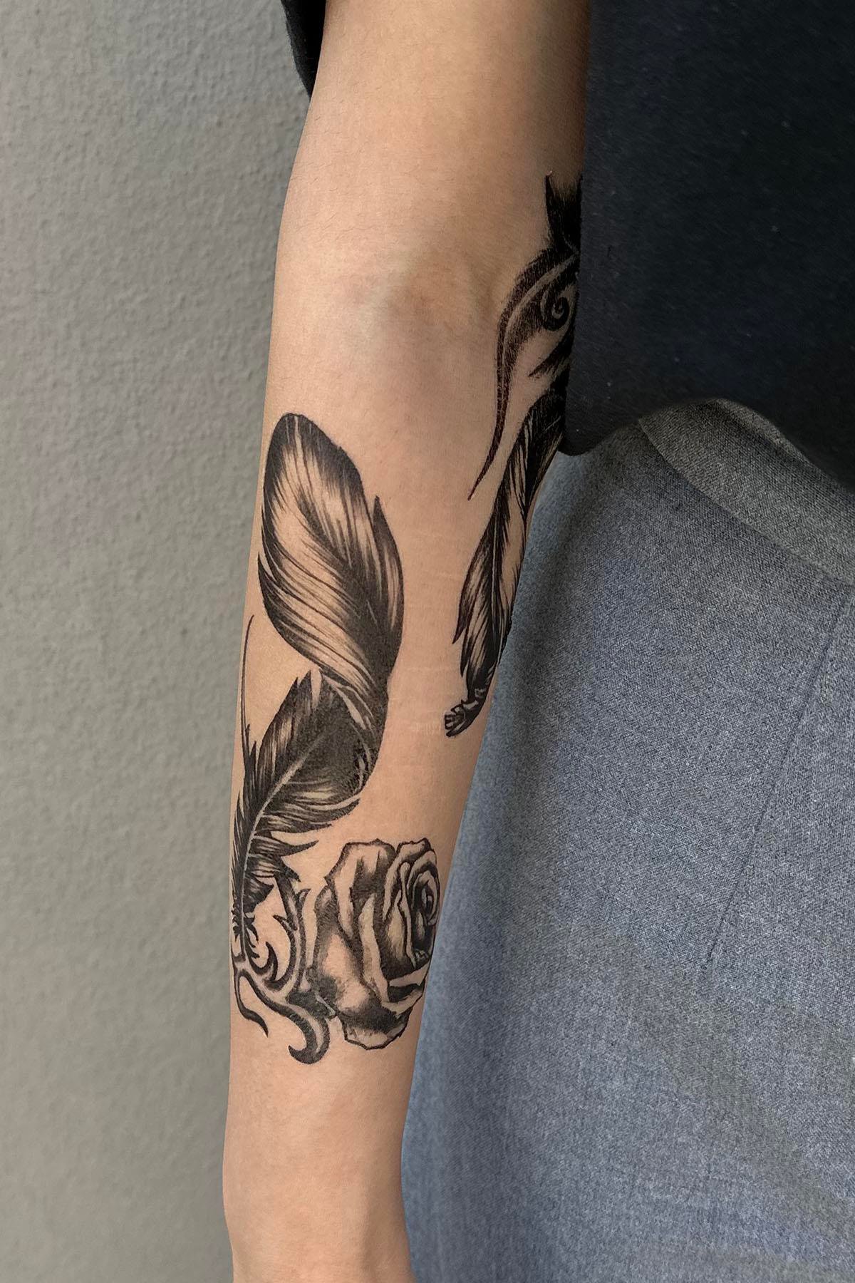 Geçici Tüy Ve Gül Figürlü Dövme Tattoo