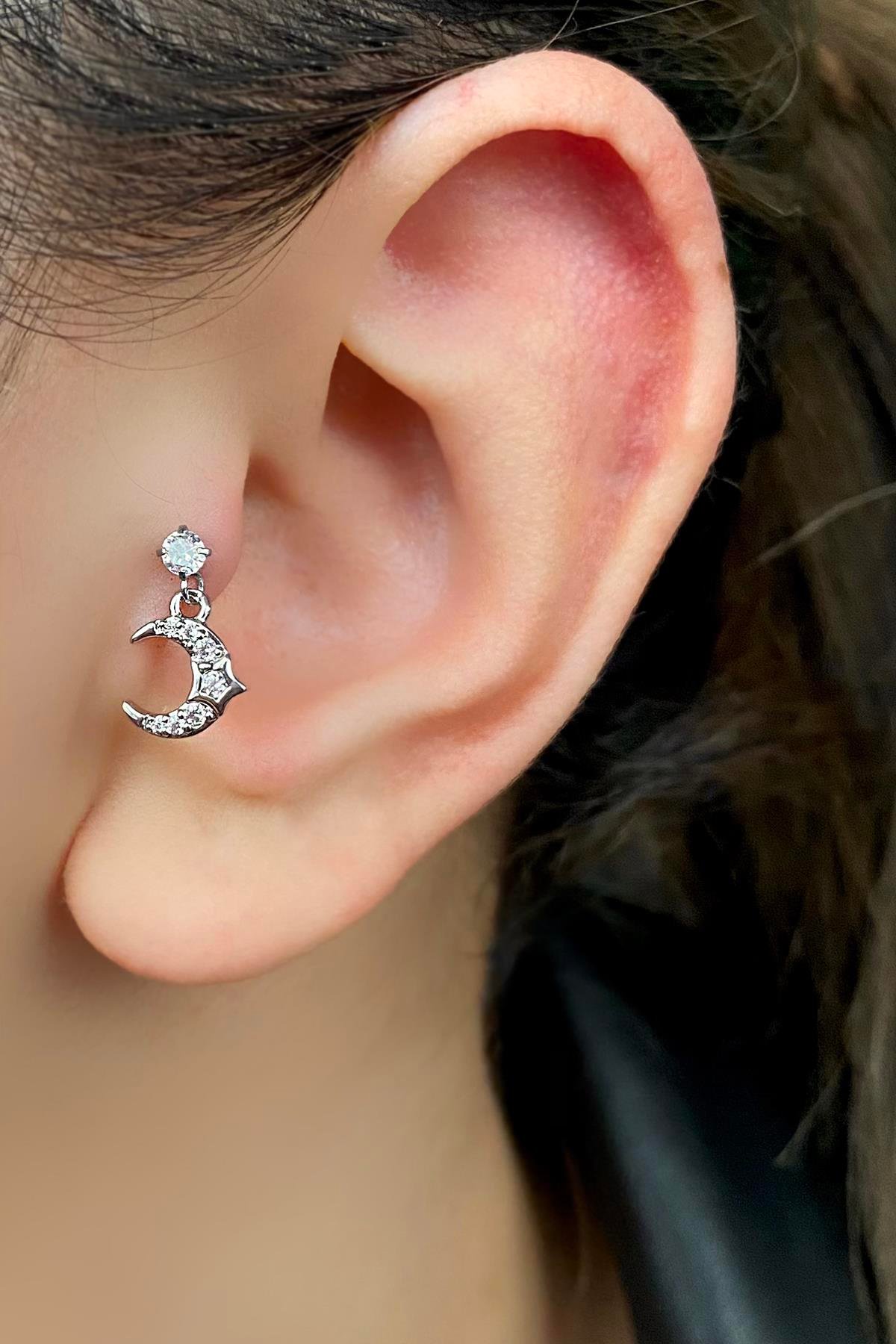 Gümüş Renk Ay Figürlü Taş Detaylı Cerrahi Çelik Tragus/Kıkırdak Küpe/Piercing (Tek)