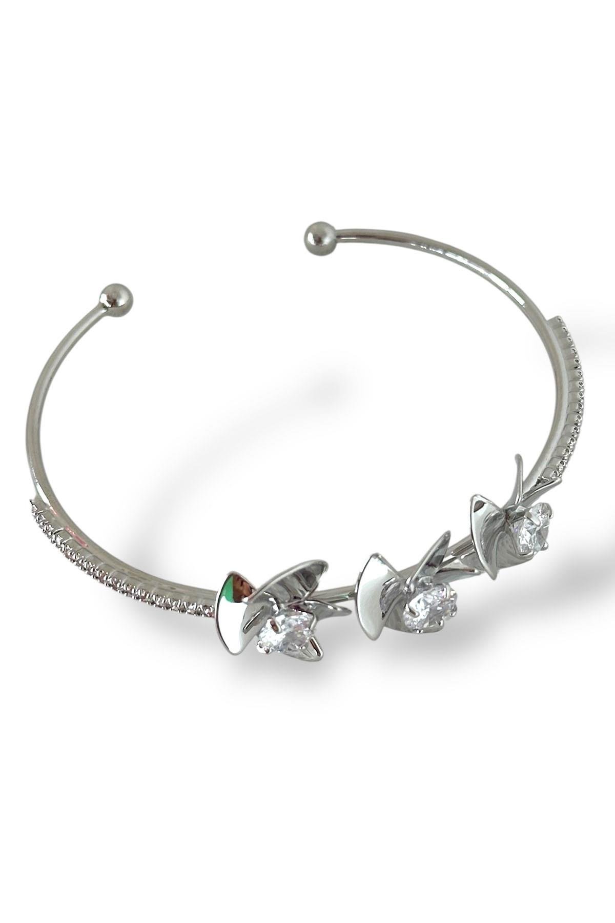 Gümüş Renk Çiçek Figürlü Taş Detaylı Kelepçe Bileklik