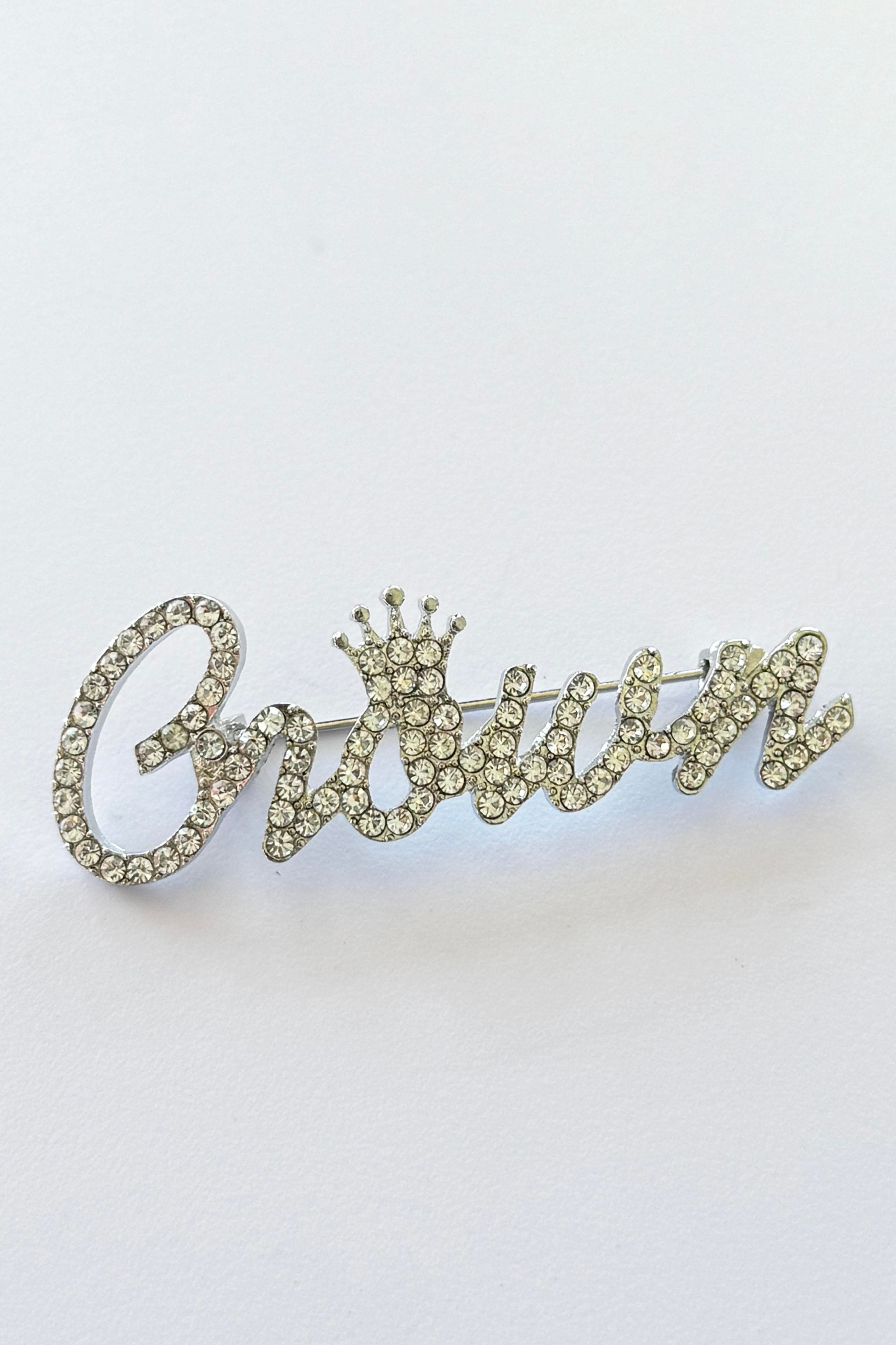 Gümüş Renk Crown Yazılı Taşlı Broş