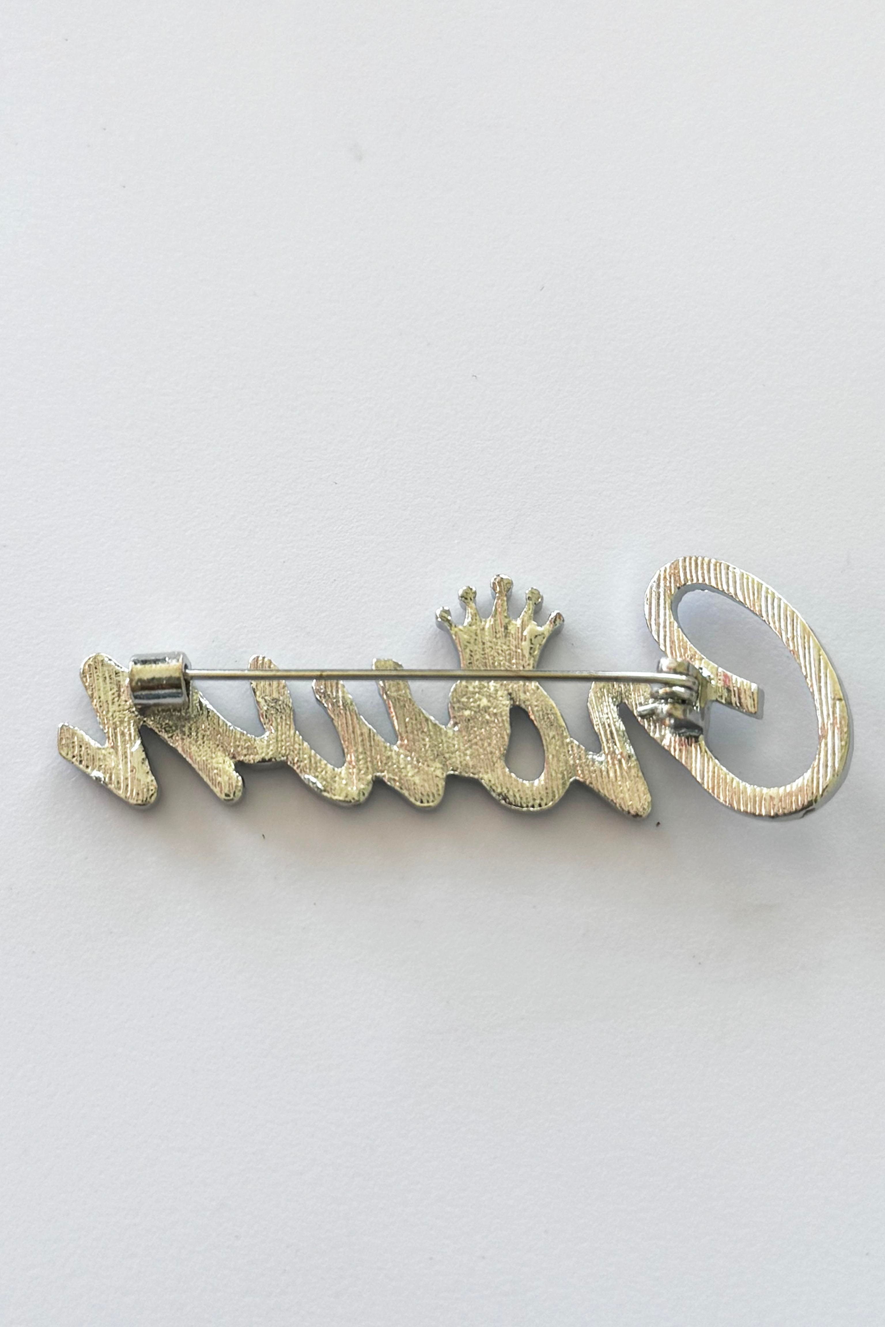Gümüş Renk Crown Yazılı Taşlı Broş