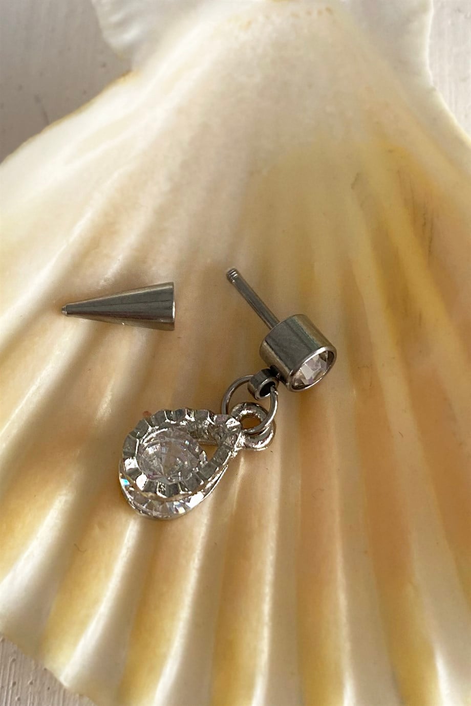 Gümüş Renk Damla Taşlı Çelik Piercing (Tek)