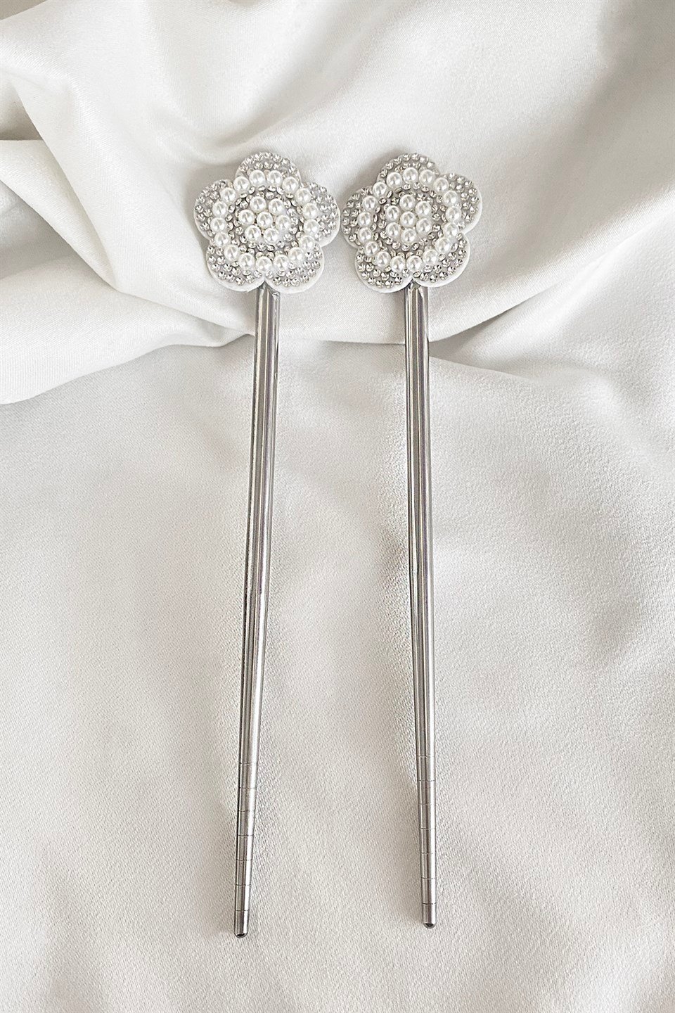 Gümüş Renk İnci Detaylı Çiçek Figürlü İkili Topuz Tokası