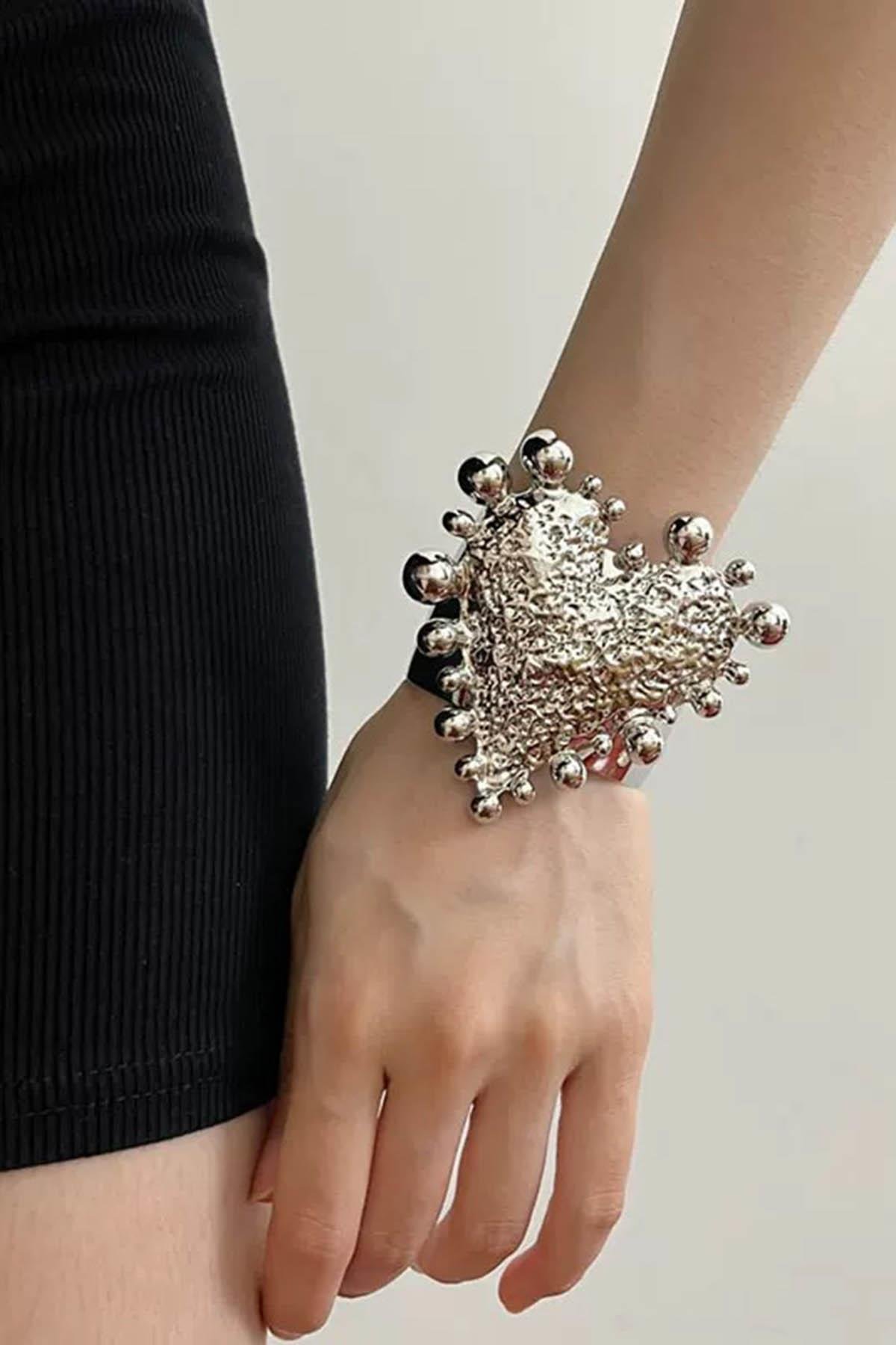 Gümüş Renk Kalp Figürlü Kelepçe Bileklik