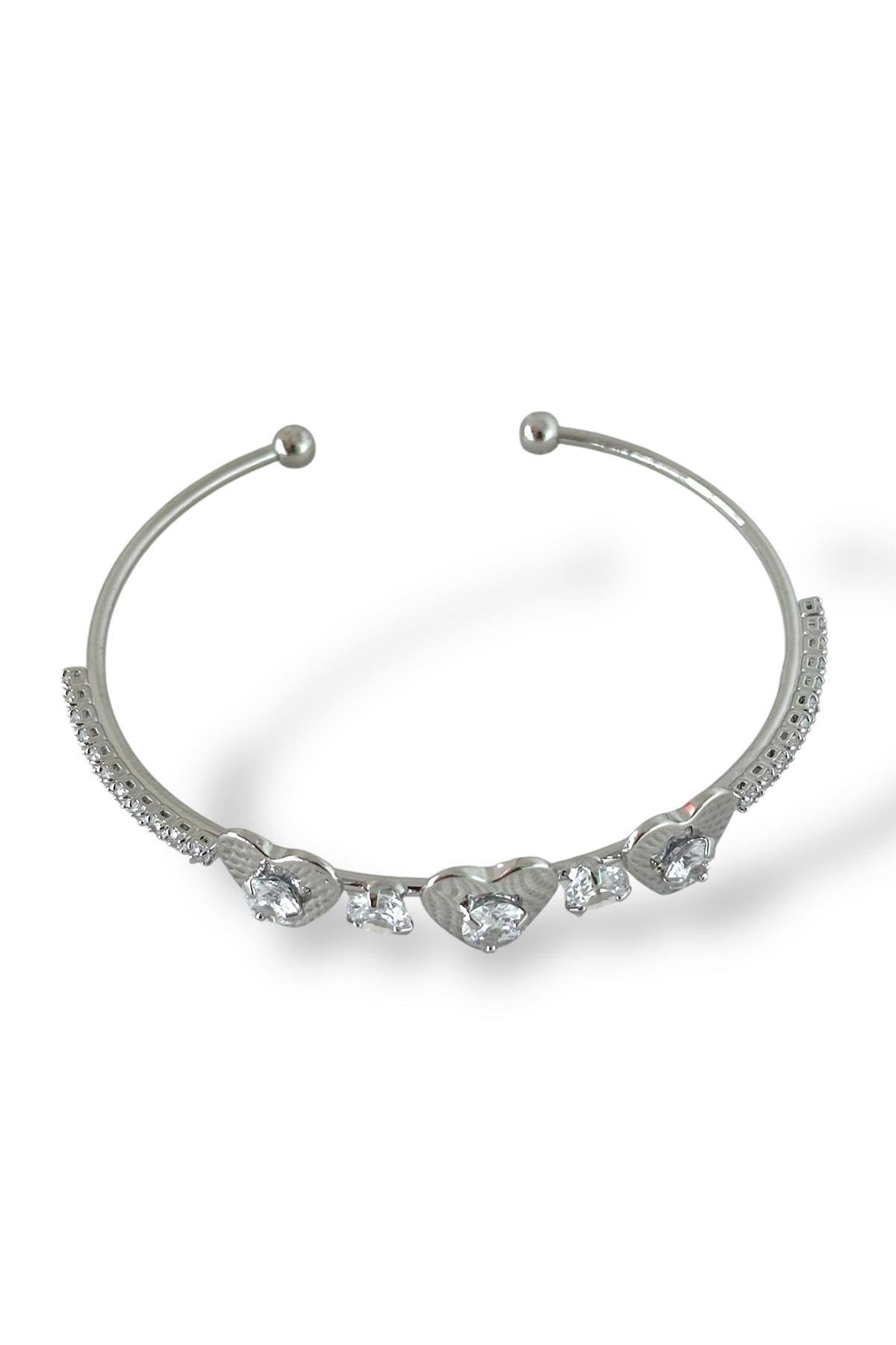 Gümüş Renk Kalp Figürlü Taş Detaylı Kelepçe Bileklik