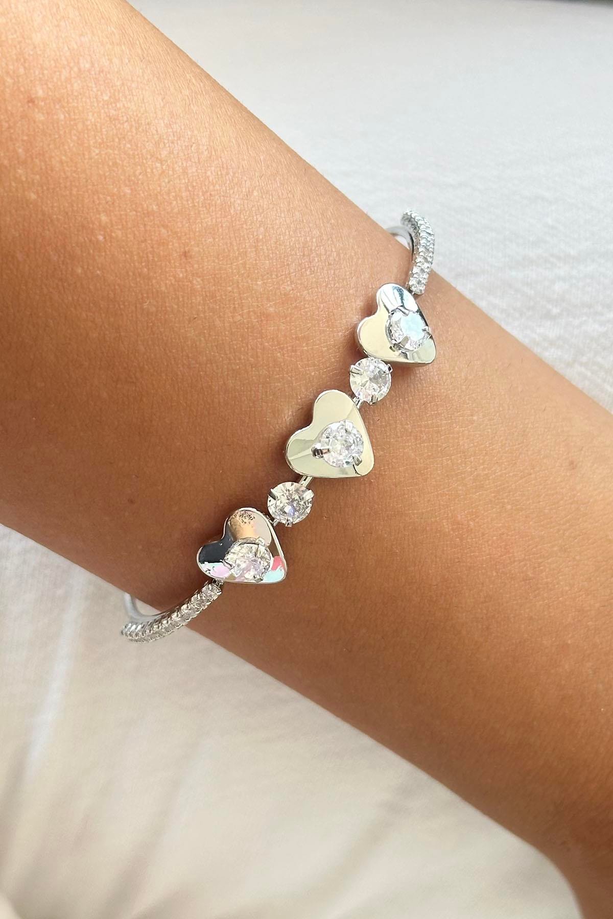 Gümüş Renk Kalp Figürlü Taş Detaylı Kelepçe Bileklik