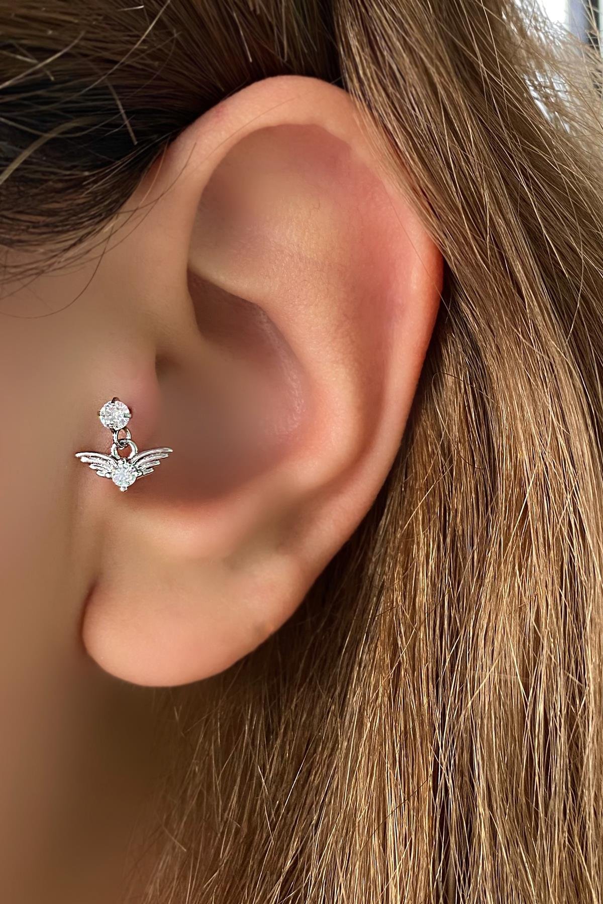Gümüş Renk Kanat Figürlü Taş Detaylı Cerrahi Çelik Tragus/Kıkırdak Küpe/Piercing (Tek)