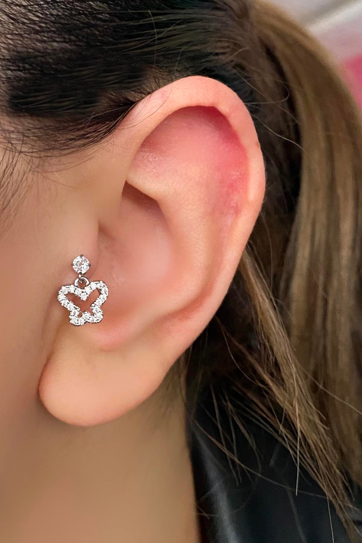 Gümüş Renk Kelebek Figürlü Taş Detaylı Cerrahi Çelik Tragus/Kıkırdak Küpe/Piercing (Tek)