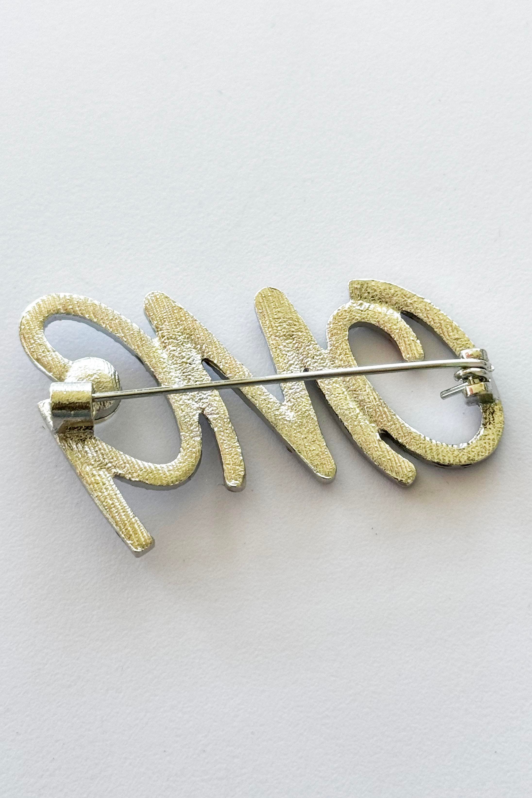 Gümüş Renk Omg Yazılı Taşlı Broş